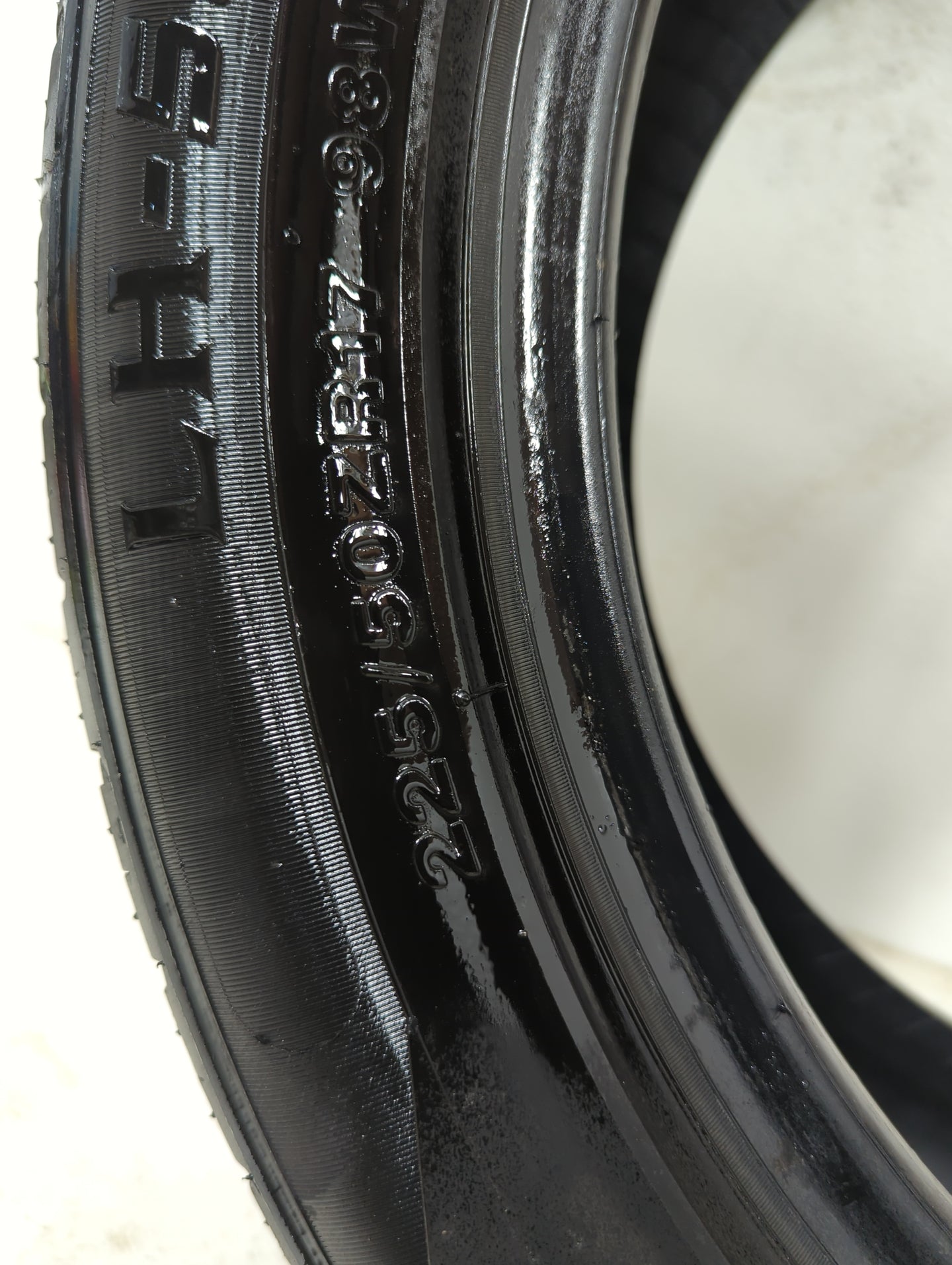 Used Tire 225/50R17 LIONHART LH-FIVE 98W - Tread Depth 10/32 - Oemusedautoparts1.com