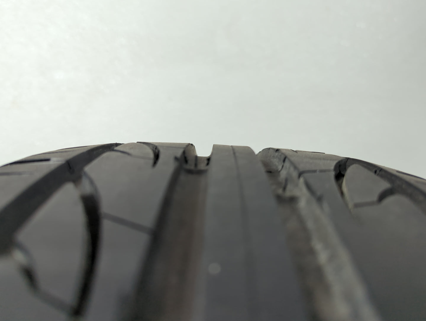 Used Tire 225/50R17 LIONHART LH-FIVE 98W - Tread Depth 10/32 - Oemusedautoparts1.com