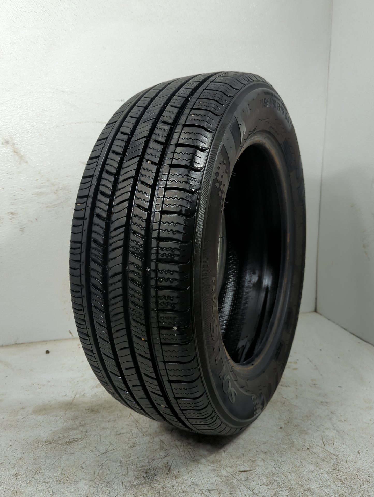 Used Tire 195/60R15 KUMHO SOLUS TA11 88T - Tread Depth 10/32 - Oemusedautoparts1.com