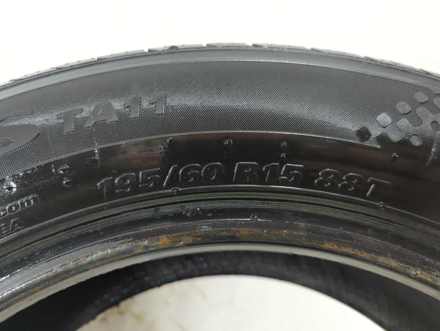 Used Tire 195/60R15 KUMHO SOLUS TA11 88T - Tread Depth 10/32 - Oemusedautoparts1.com