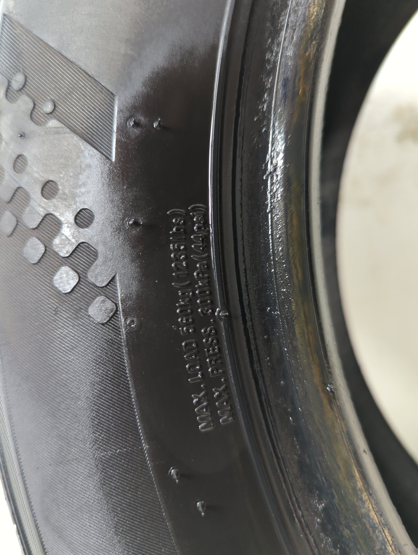 Used Tire 195/60R15 KUMHO SOLUS TA11 88T - Tread Depth 10/32 - Oemusedautoparts1.com