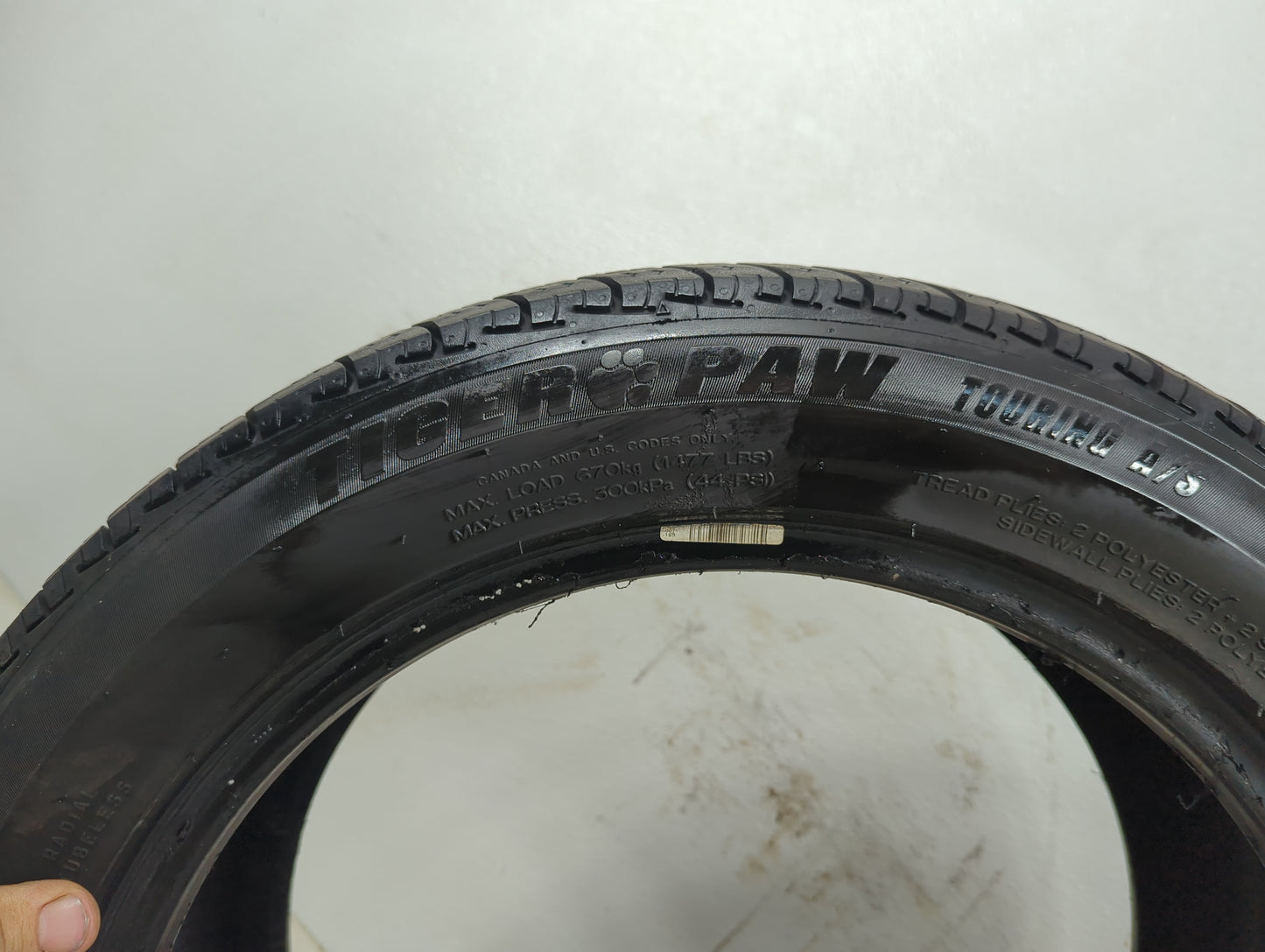 Used Tire 225/50R17 UNIROYAL TIGER PAW TOURING A/S 94H - Tread Depth 8/32 - Oemusedautoparts1.com