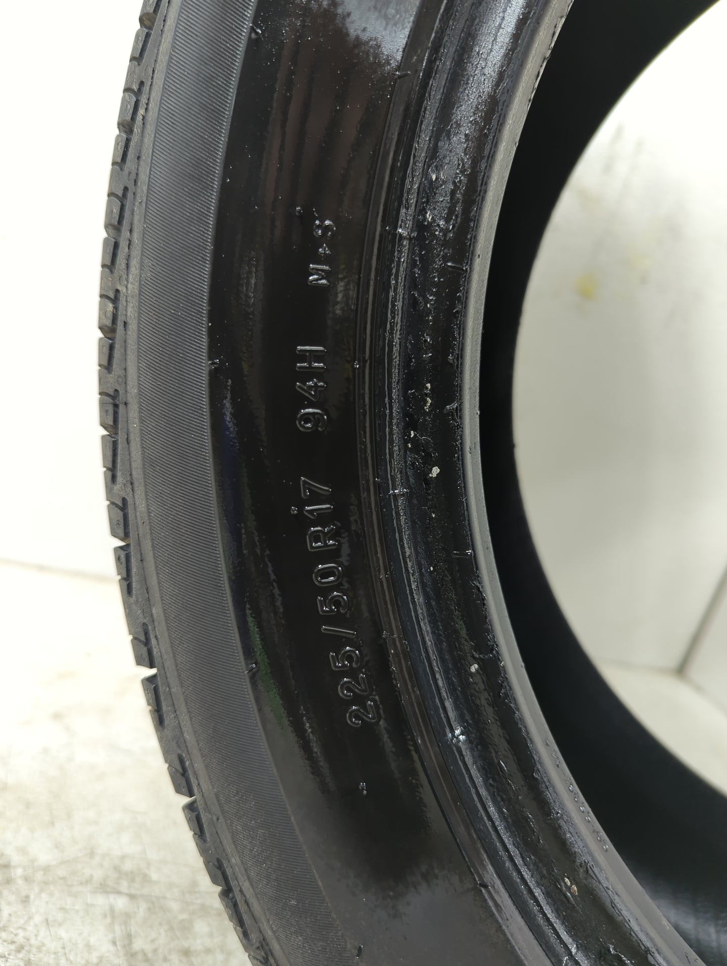 Used Tire 225/50R17 UNIROYAL TIGER PAW TOURING A/S 94H - Tread Depth 8/32 - Oemusedautoparts1.com