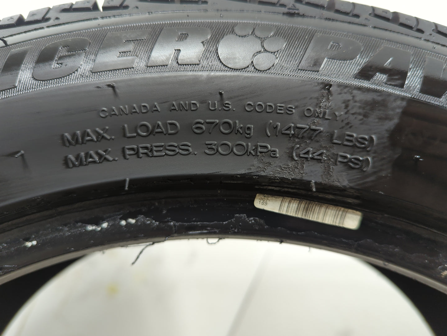 Used Tire 225/50R17 UNIROYAL TIGER PAW TOURING A/S 94H - Tread Depth 8/32 - Oemusedautoparts1.com