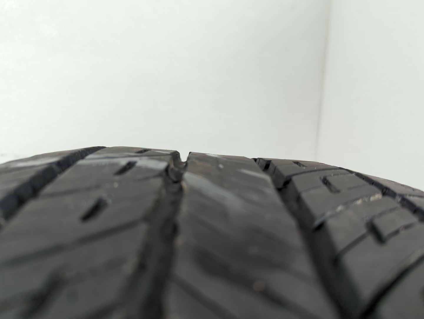 Used Tire 225/50R17 UNIROYAL TIGER PAW TOURING A/S 94H - Tread Depth 8/32 - Oemusedautoparts1.com
