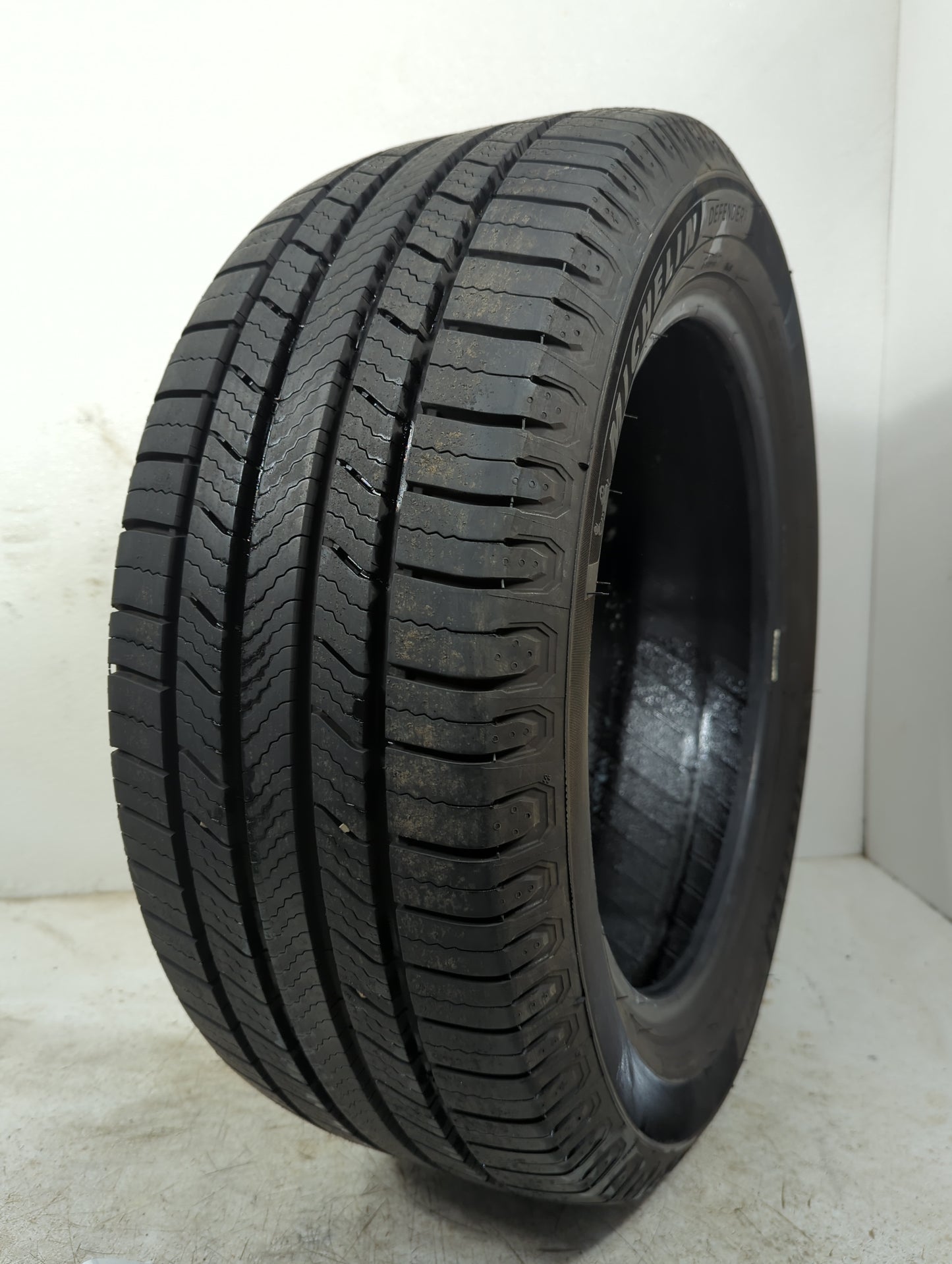 Used Tire 225/55R17 MICHELIN DEFENDER2 101H - Tread Depth 11/32 - Oemusedautoparts1.com