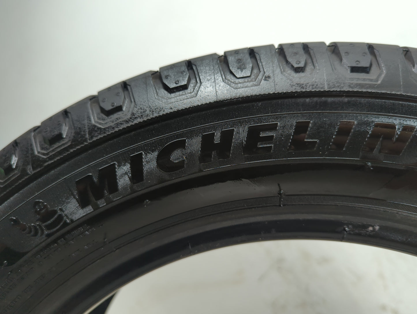 Used Tire 225/55R17 MICHELIN DEFENDER2 101H - Tread Depth 11/32 - Oemusedautoparts1.com