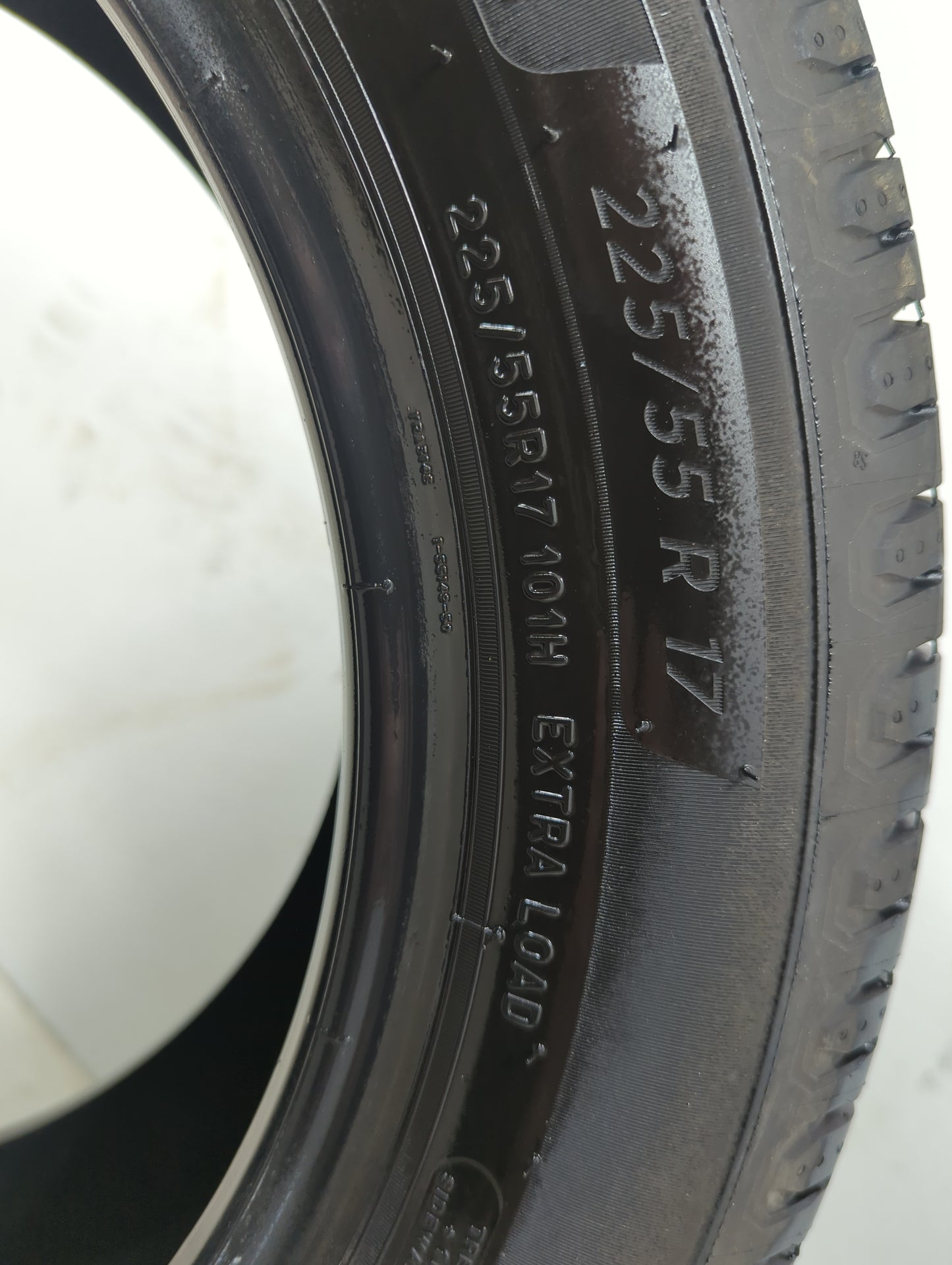 Used Tire 225/55R17 MICHELIN DEFENDER2 101H - Tread Depth 11/32 - Oemusedautoparts1.com