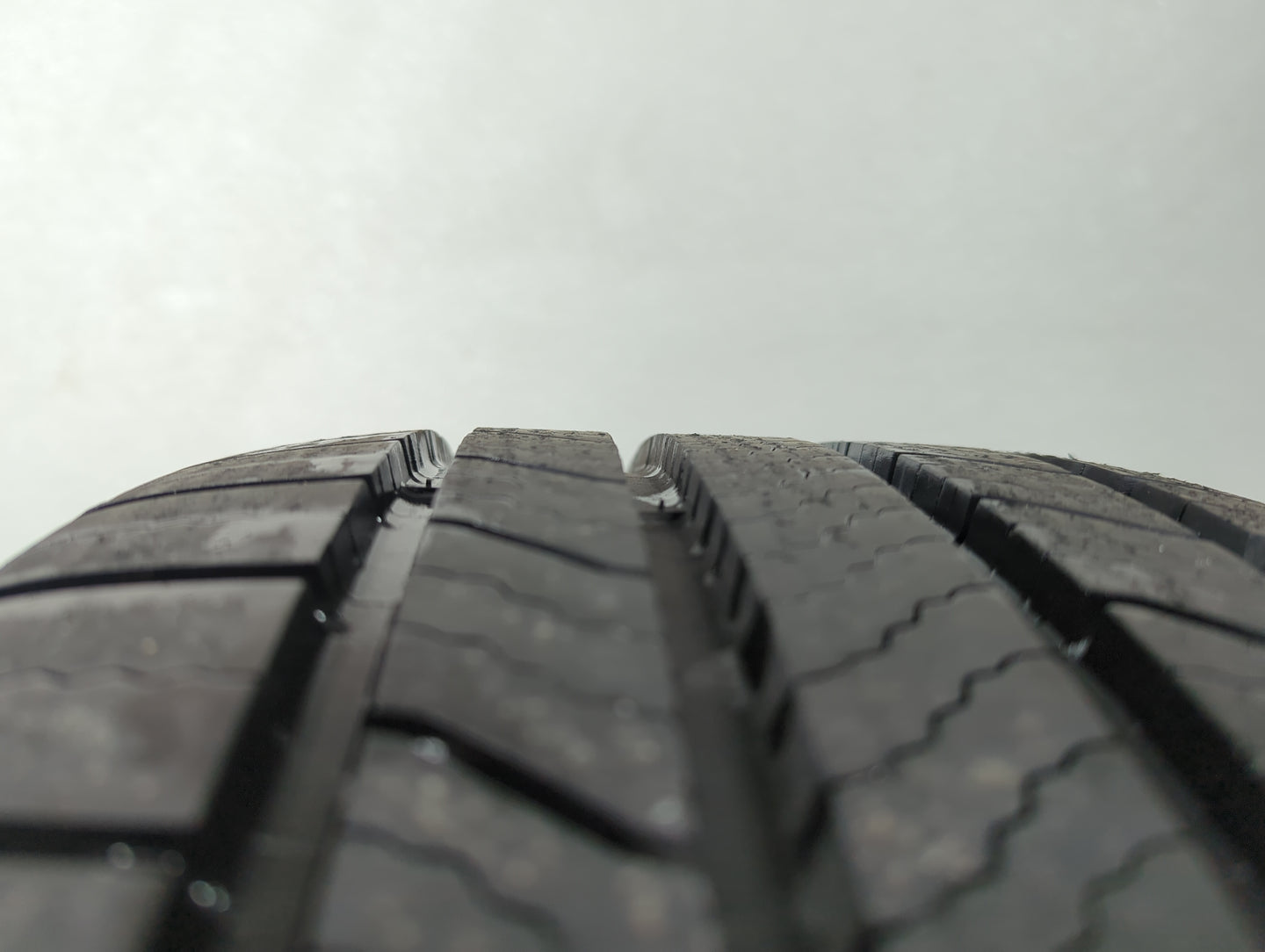 Used Tire 225/55R17 MICHELIN DEFENDER2 101H - Tread Depth 11/32 - Oemusedautoparts1.com
