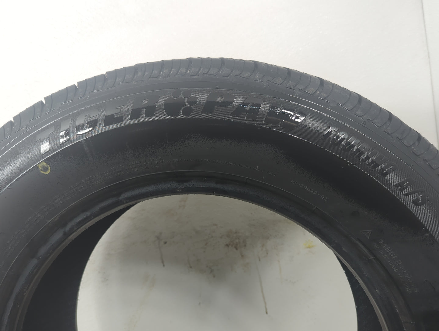 Used Tire 205/70R16 UNIROYAL TIGER PAW TOURING A/S 97H - Tread Depth 9/32 - Oemusedautoparts1.com