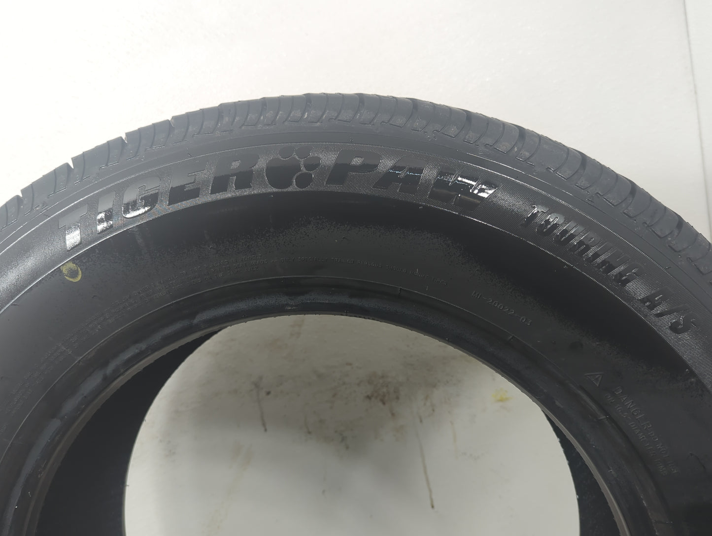 Used Tire 205/70R16 UNIROYAL TIGER PAW TOURING A/S 97H - Tread Depth 9/32 - Oemusedautoparts1.com