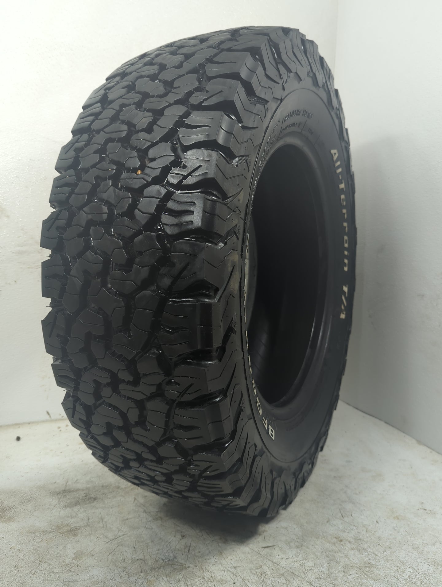 Used Tire - Tread Depth null/32 - Oemusedautoparts1.com