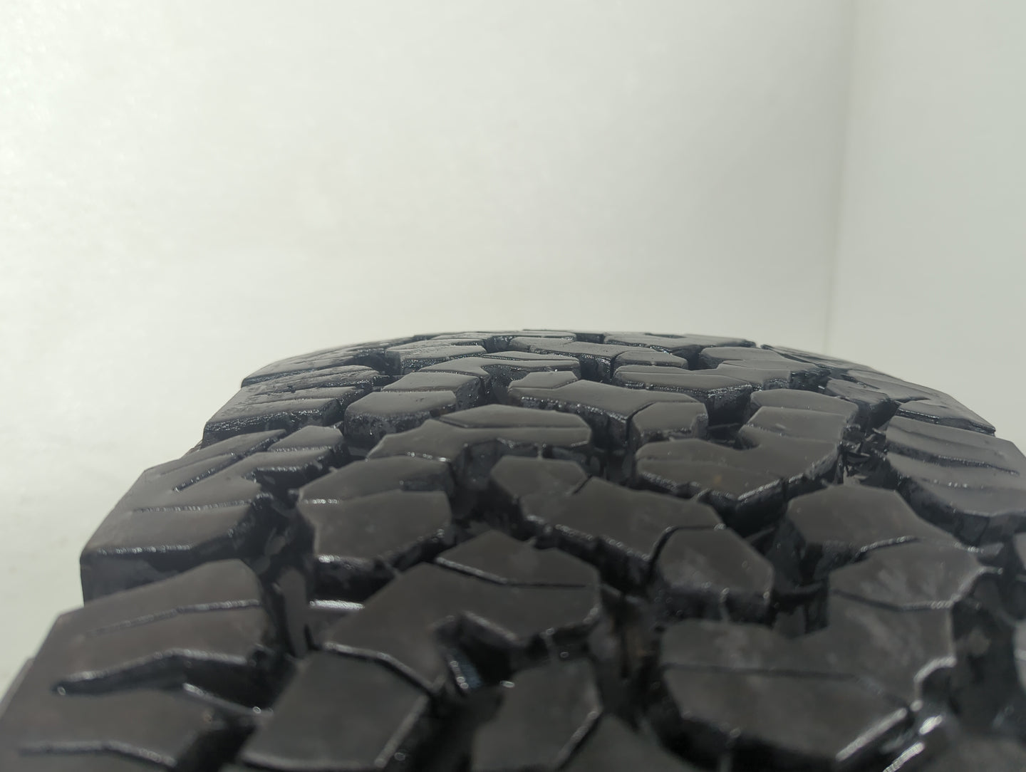 Used Tire - Tread Depth null/32 - Oemusedautoparts1.com