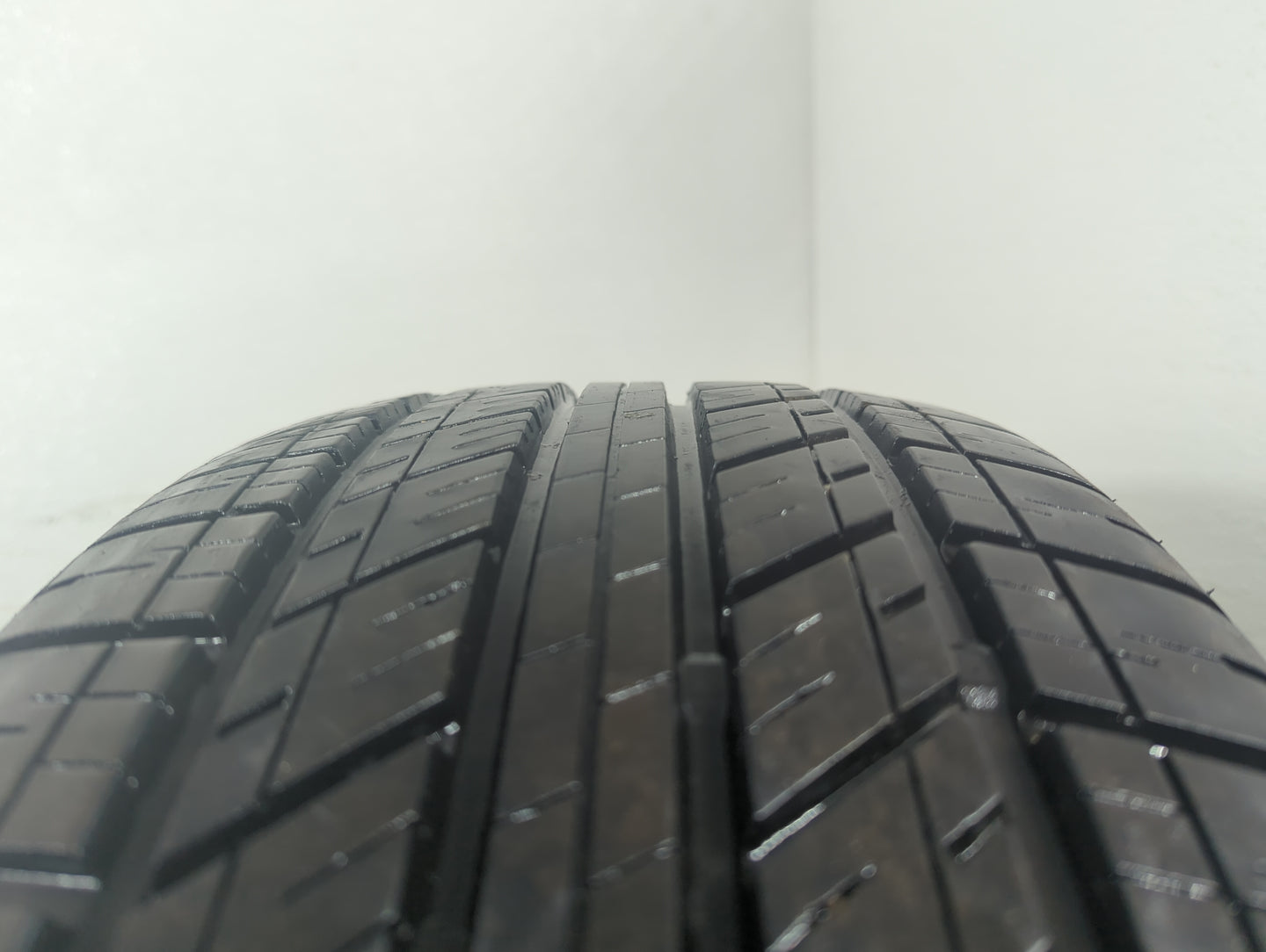 Used Tire - Tread Depth null/32 - Oemusedautoparts1.com
