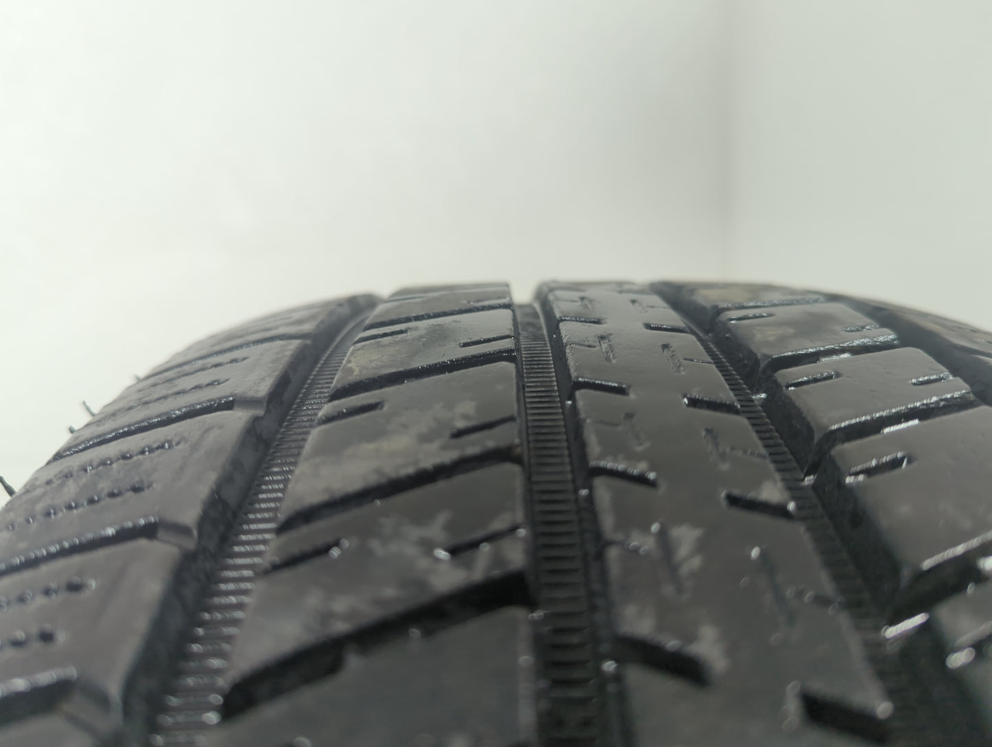 Used Tire - Tread Depth null/32 - Oemusedautoparts1.com