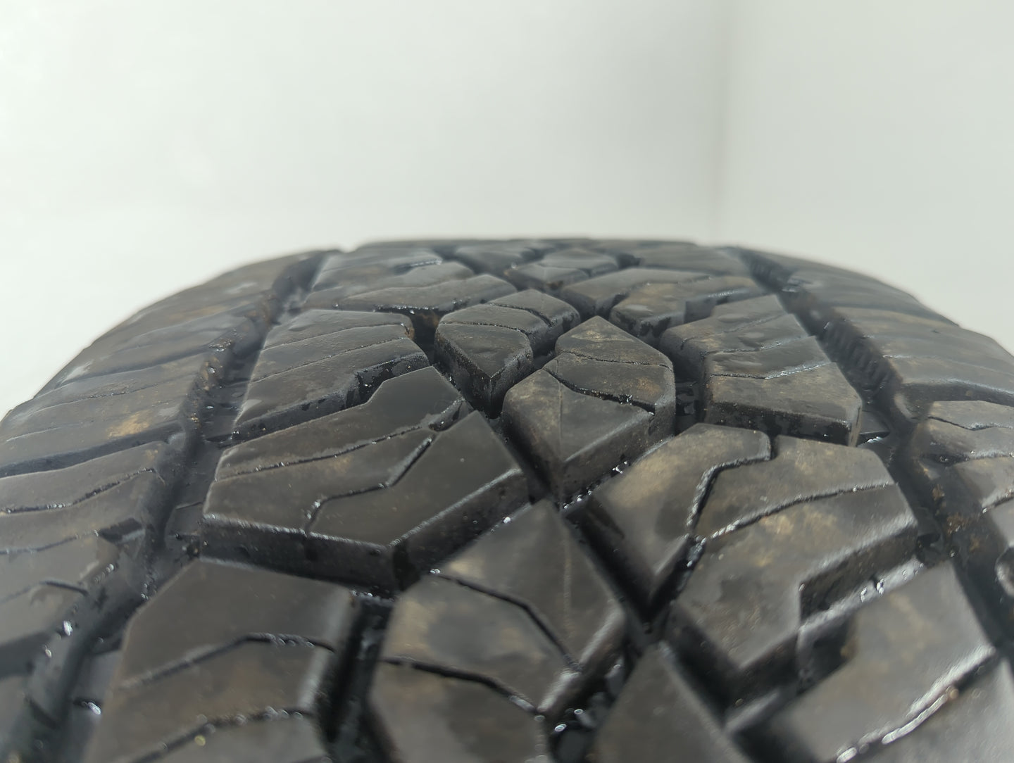 Used Tire - Tread Depth null/32 - Oemusedautoparts1.com