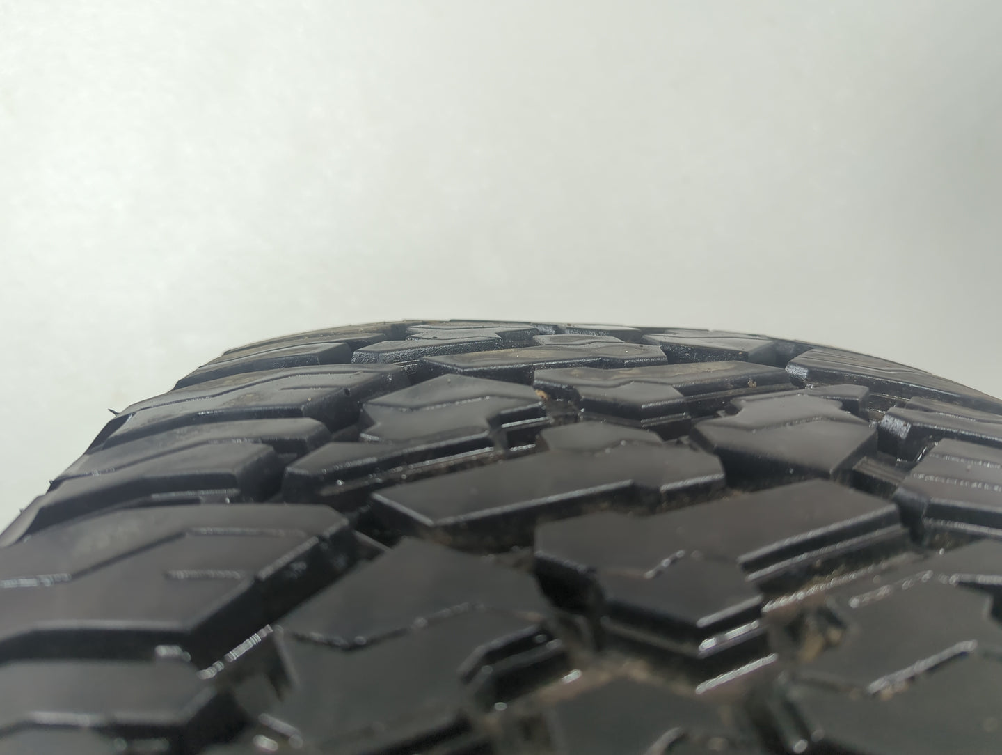 Used Tire 275/55R20 IRONHEAD THRASHER 117T - Tread Depth 12/32 - Oemusedautoparts1.com