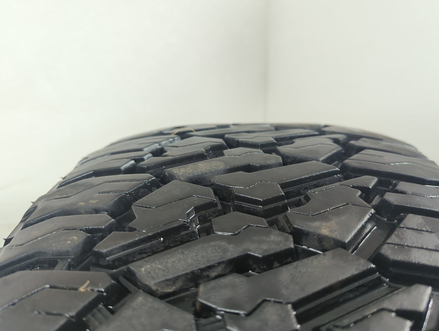 Used Tire 275/55R20 IRONHEAD THRASHER AT 117T - Tread Depth 13/32 - Oemusedautoparts1.com