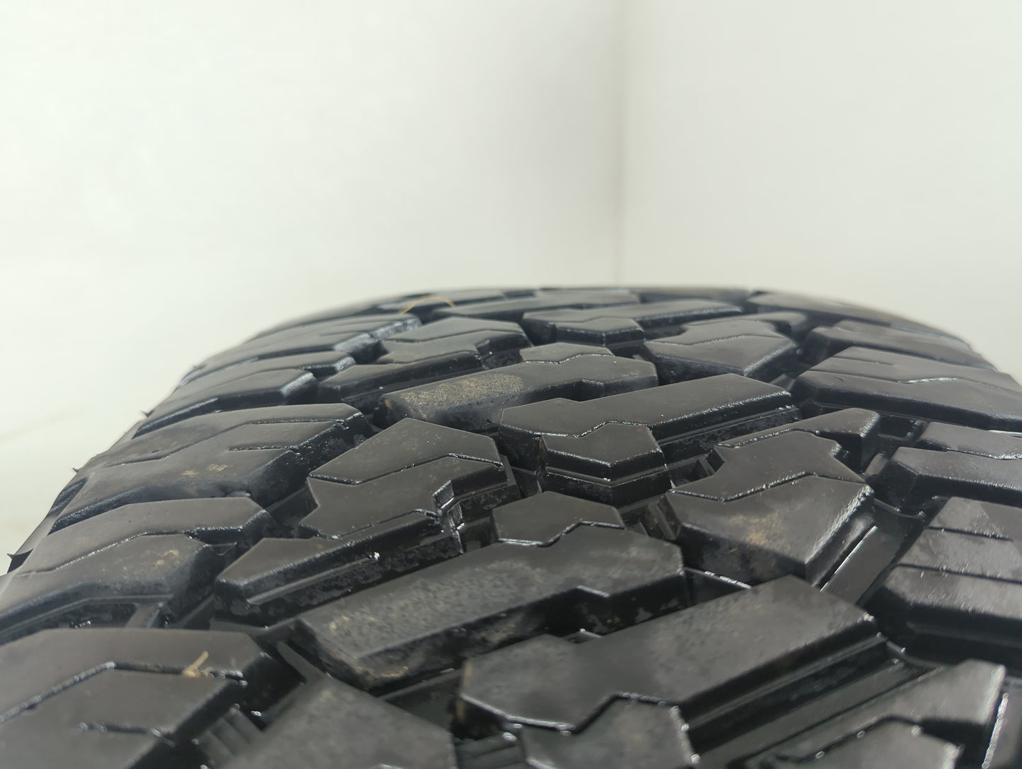 Used Tire 275/55R20 IRONHEAD THRASHER AT 117T - Tread Depth 13/32 - Oemusedautoparts1.com