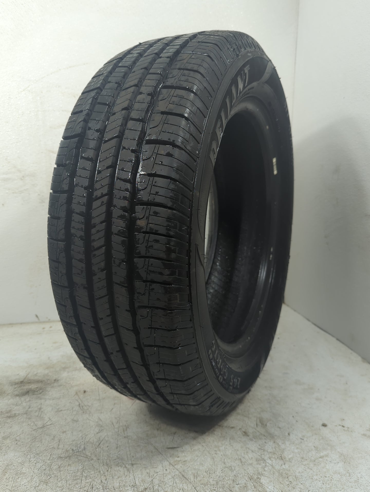 Used Tire 205/60R16 GOODYEAR RELIANT ALL-SEASON 92V - Tread Depth 10/32 - Oemusedautoparts1.com