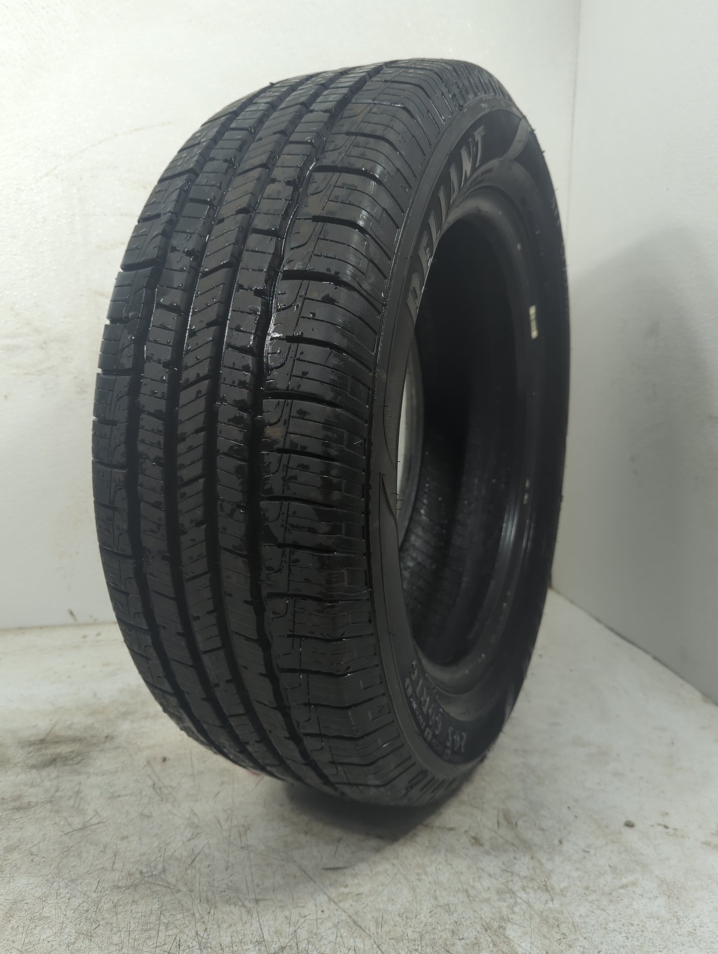 Used Tire 205/60R16 GOODYEAR RELIANT ALL-SEASON 92V - Tread Depth 10/32 - Oemusedautoparts1.com