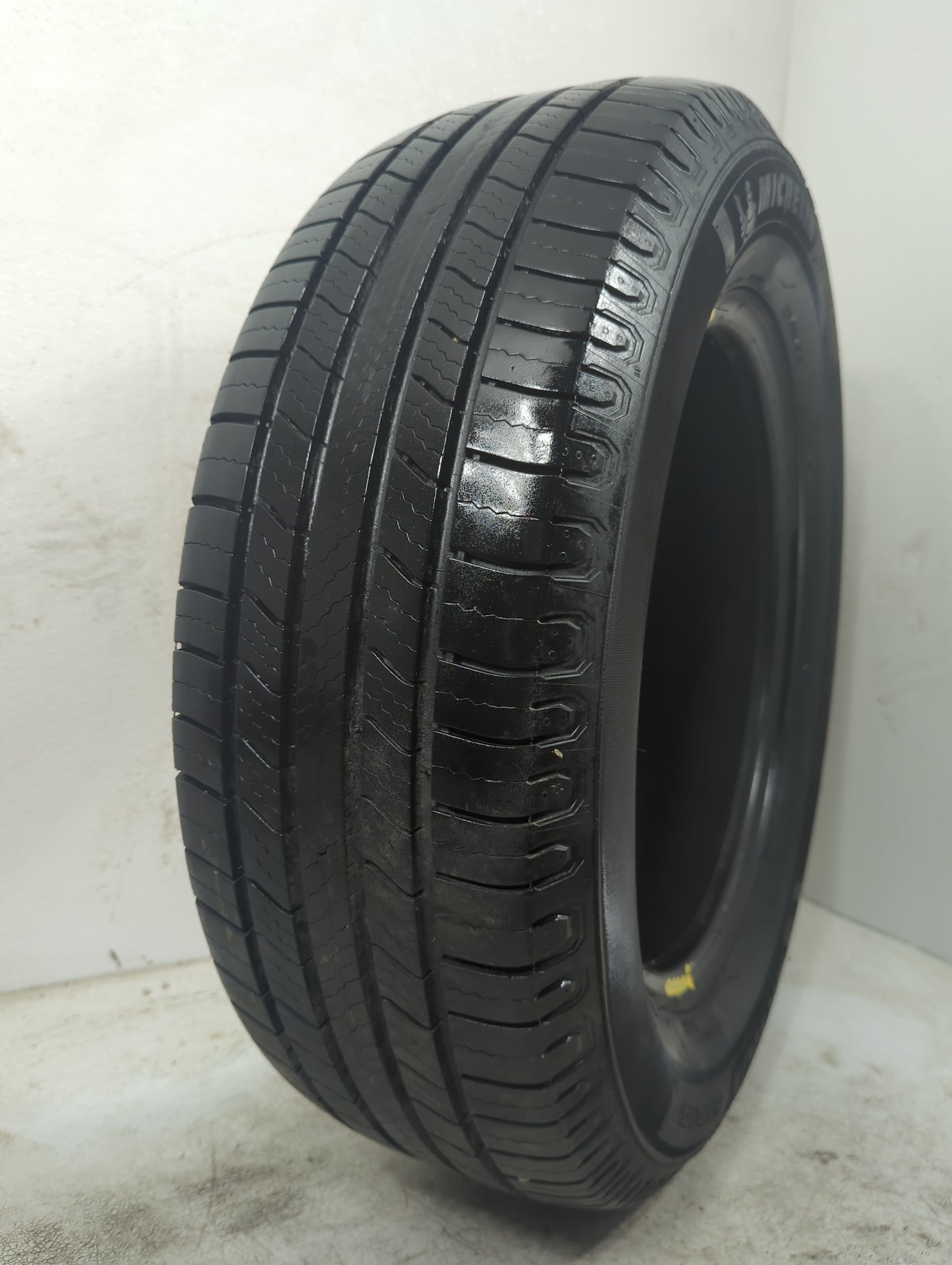 Used Tire 225/65R17 MICHELIN DEFENDER 2 102H - Tread Depth 10/32 - Oemusedautoparts1.com
