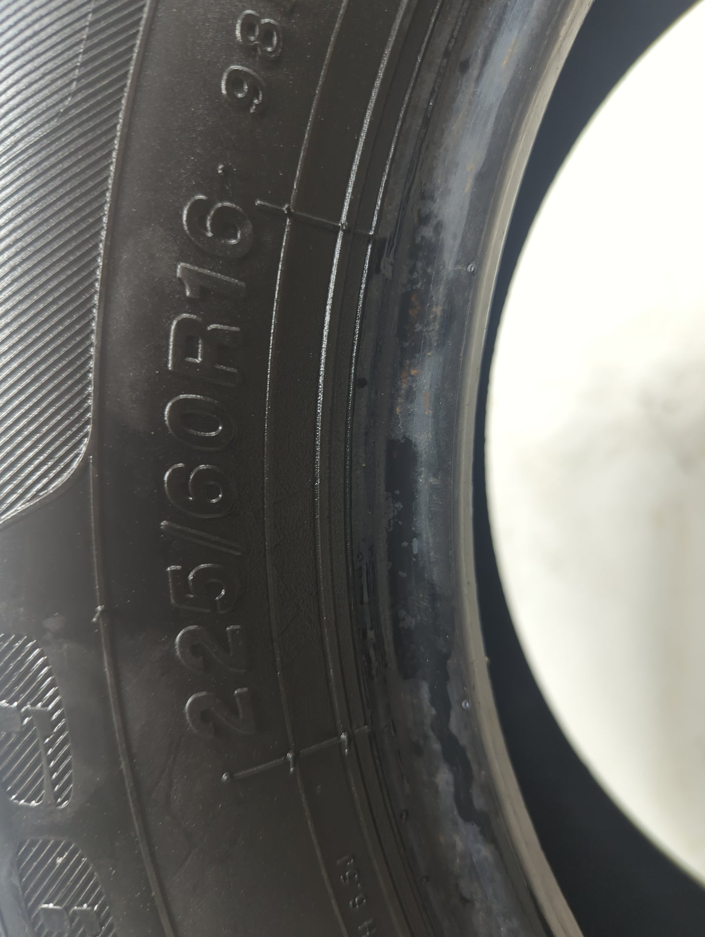Used Tire 225/60R16 TRAVELSTAR UN33 98H - Tread Depth 9/32 - Oemusedautoparts1.com