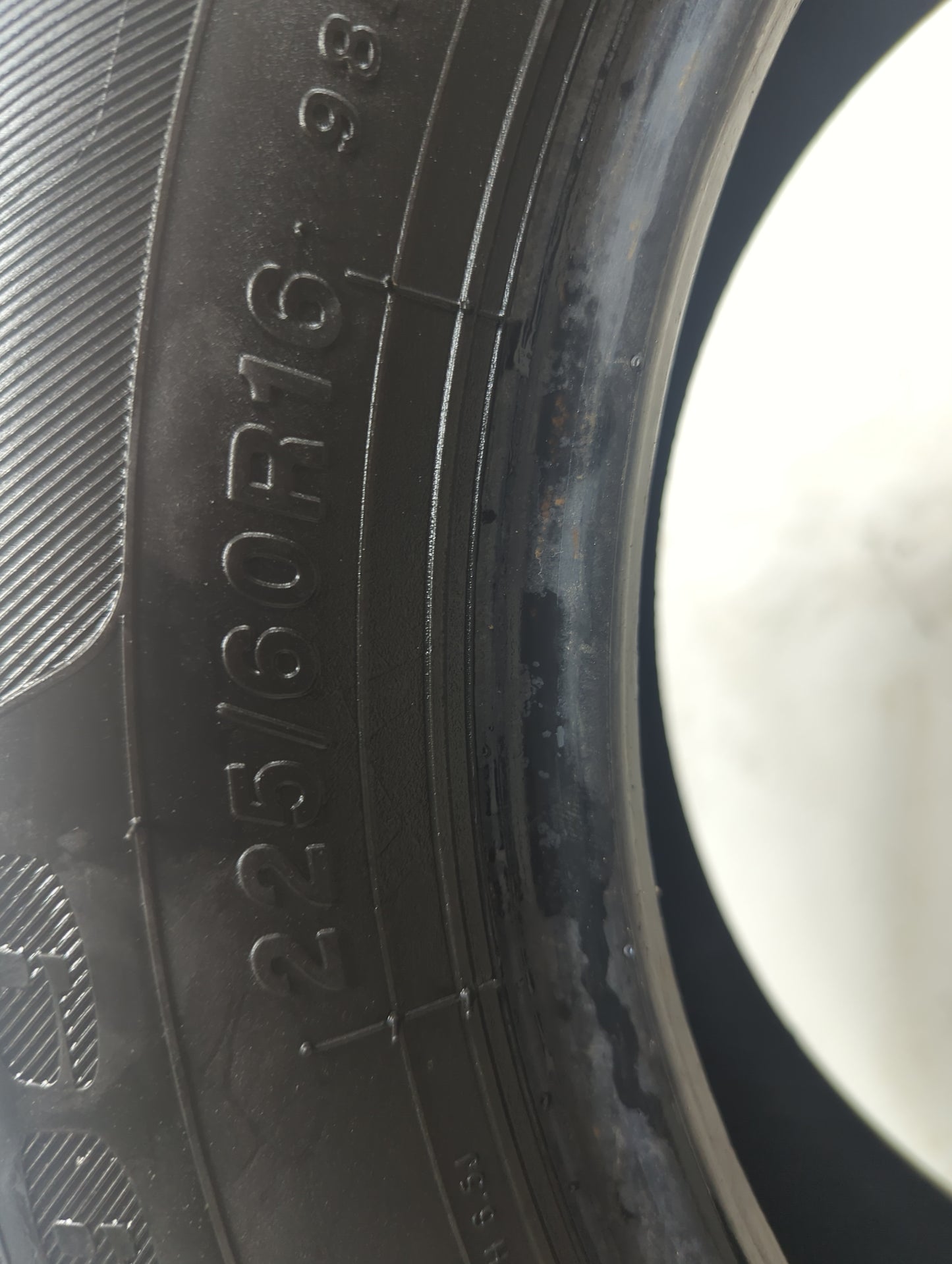 Used Tire 225/60R16 TRAVELSTAR UN33 98H - Tread Depth 9/32 - Oemusedautoparts1.com