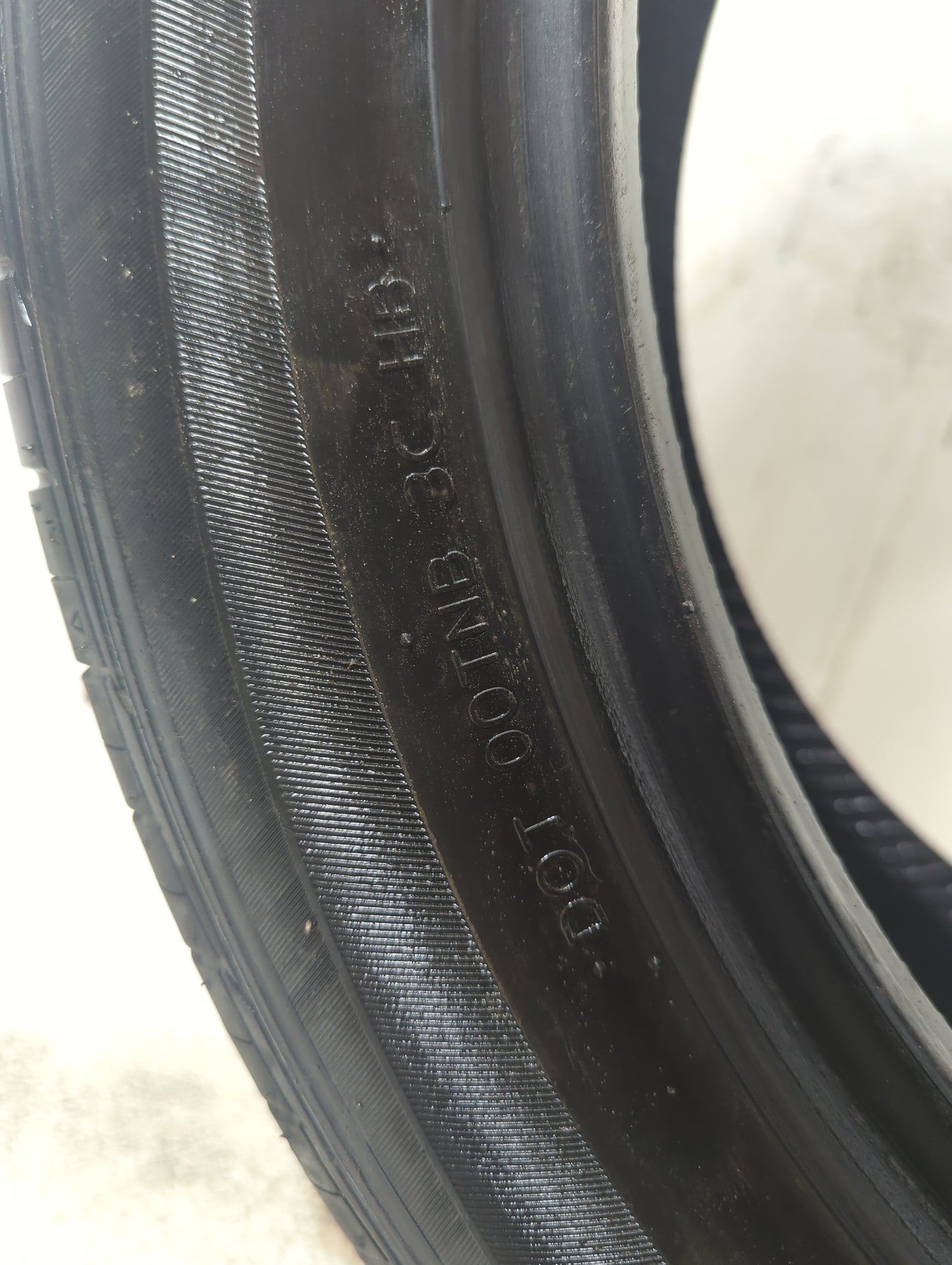 Used Tire 235/45R20 HANKOOK VENTUS V2 CONCEPT2 100V - Tread Depth 9/32 - Oemusedautoparts1.com