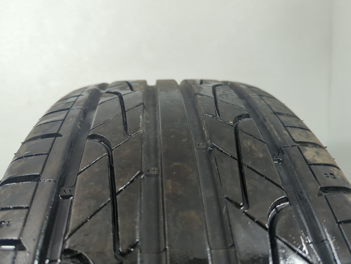 Used Tire 235/45R20 HANKOOK VENTUS V2 CONCEPT2 100V - Tread Depth 9/32 - Oemusedautoparts1.com