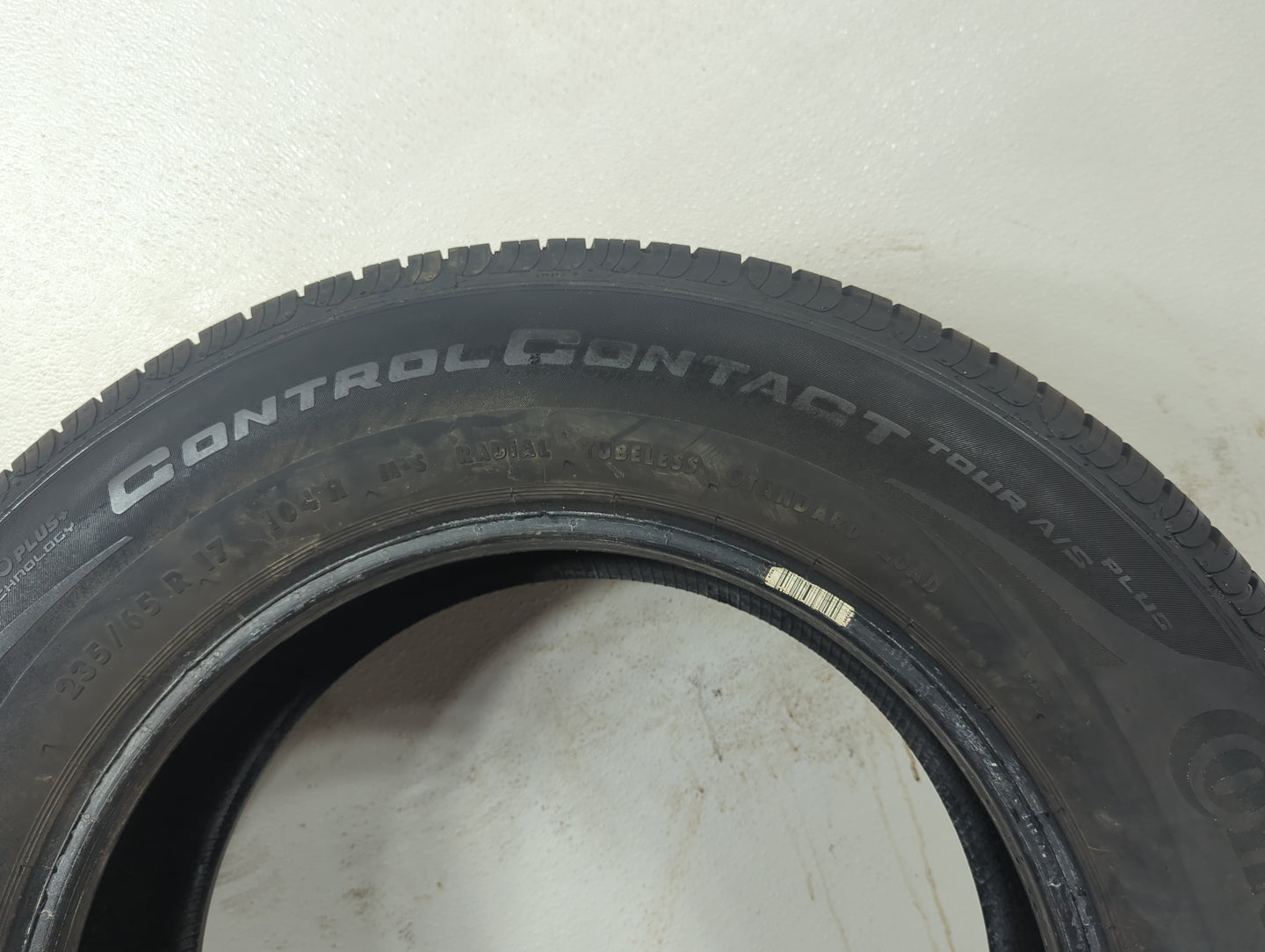 Used Tire 235/65R17 CONTINENTAL CONTROLCONTACT TOUR A/S PLUS 104H - 10/32 - Oemusedautoparts1.com