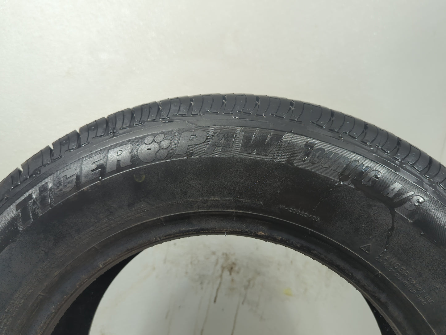 Used Tire 205/70R16 UNIROYAL TIGER PAW TOURING A/S 97H - Tread Depth 9/32 - Oemusedautoparts1.com
