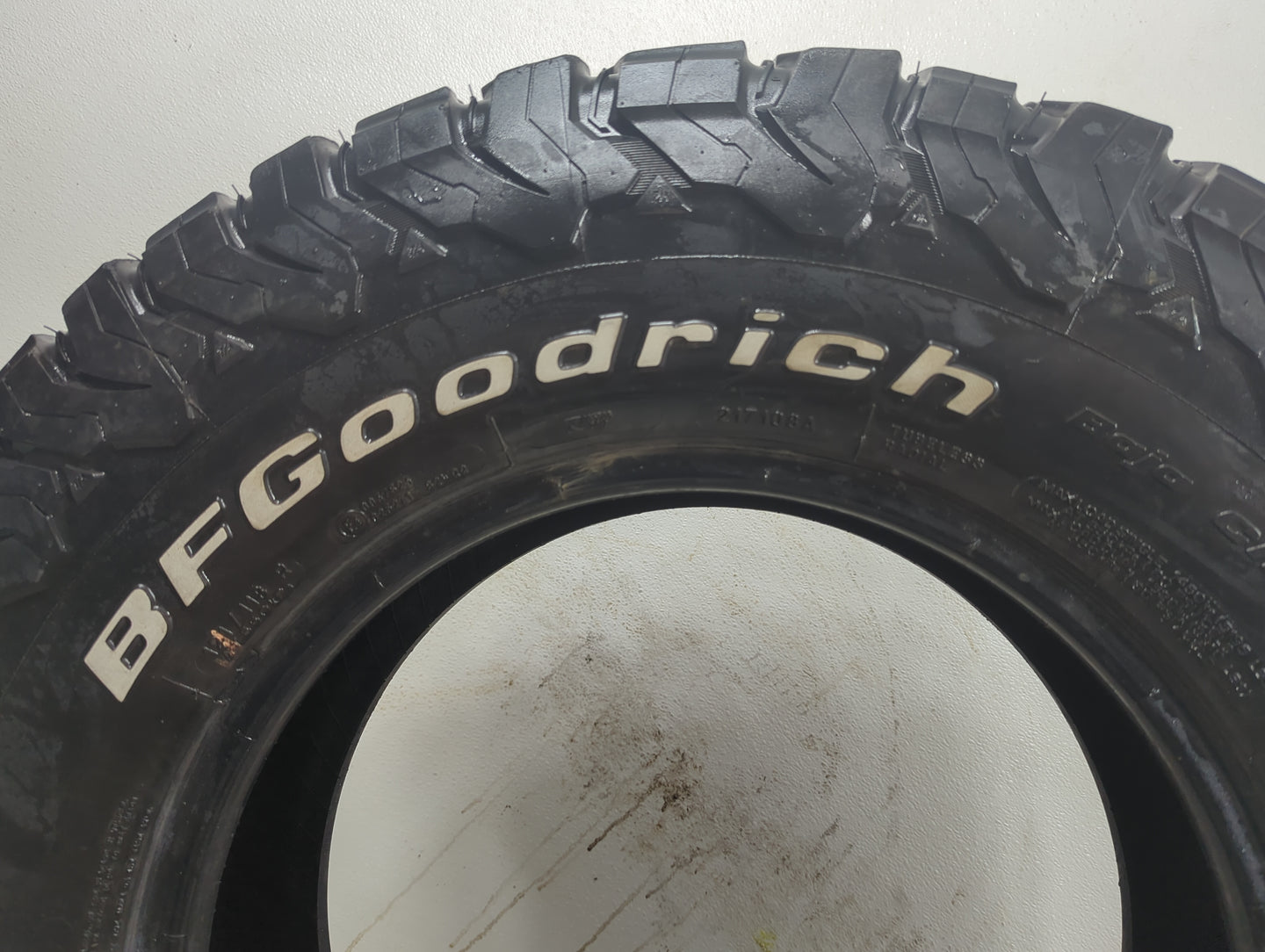 Used Tire 275/70R17 BFGOODRICH ALL-TERRAIN T/A KO2 121R - Tread Depth 11/32 - Oemusedautoparts1.com