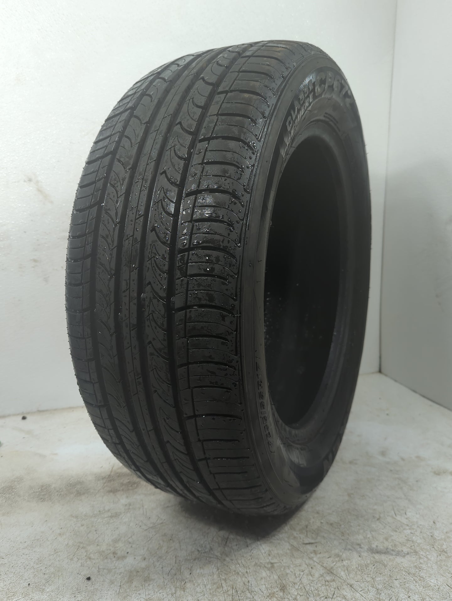 Used Tire 235/55R17 NEXEN CLASSE PREMIERE CP672 99H - Tread Depth 7/32 - Oemusedautoparts1.com