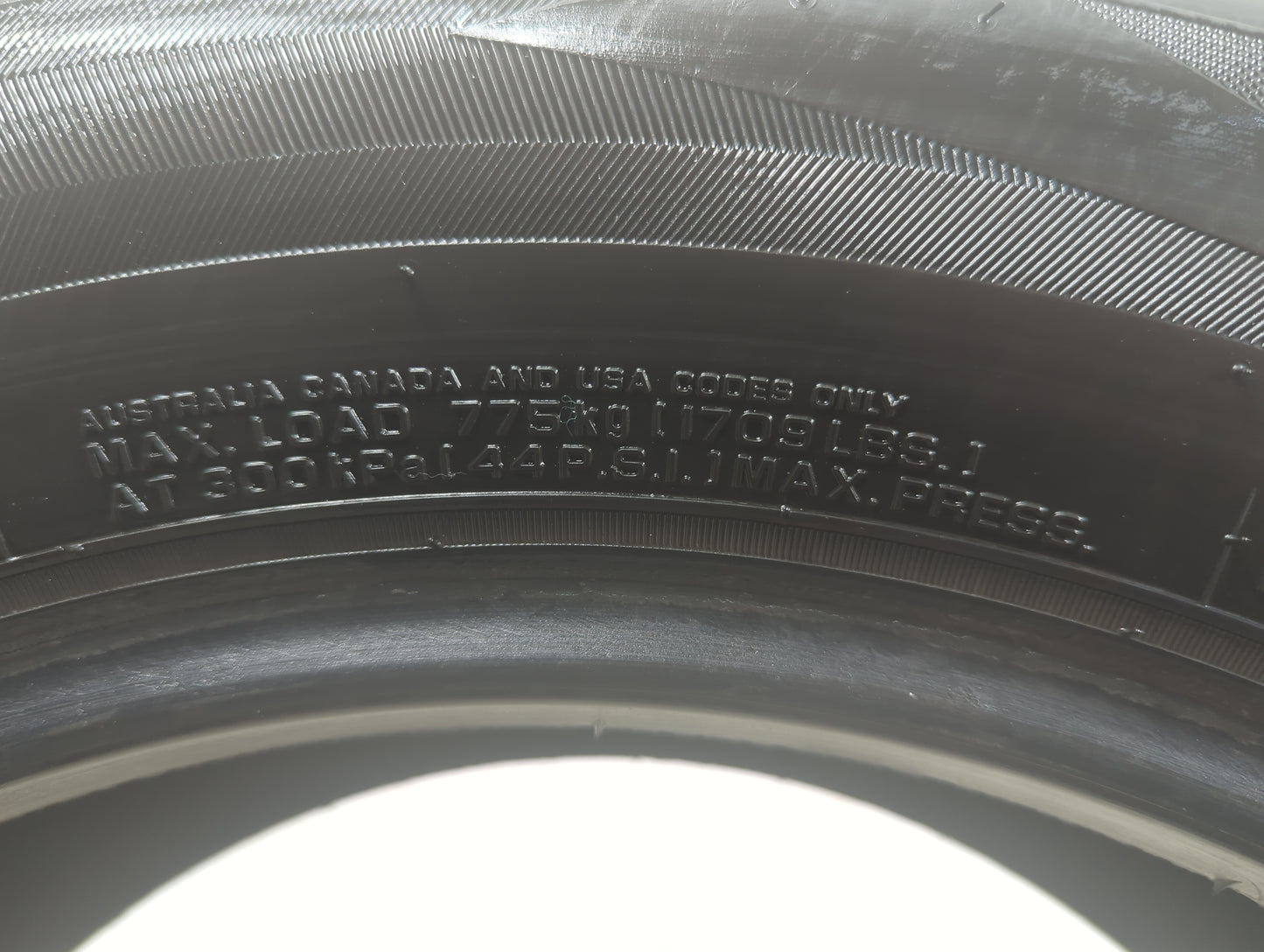Used Tire 235/55R17 NEXEN CLASSE PREMIERE CP671 99H - Tread Depth 9/32 - Oemusedautoparts1.com