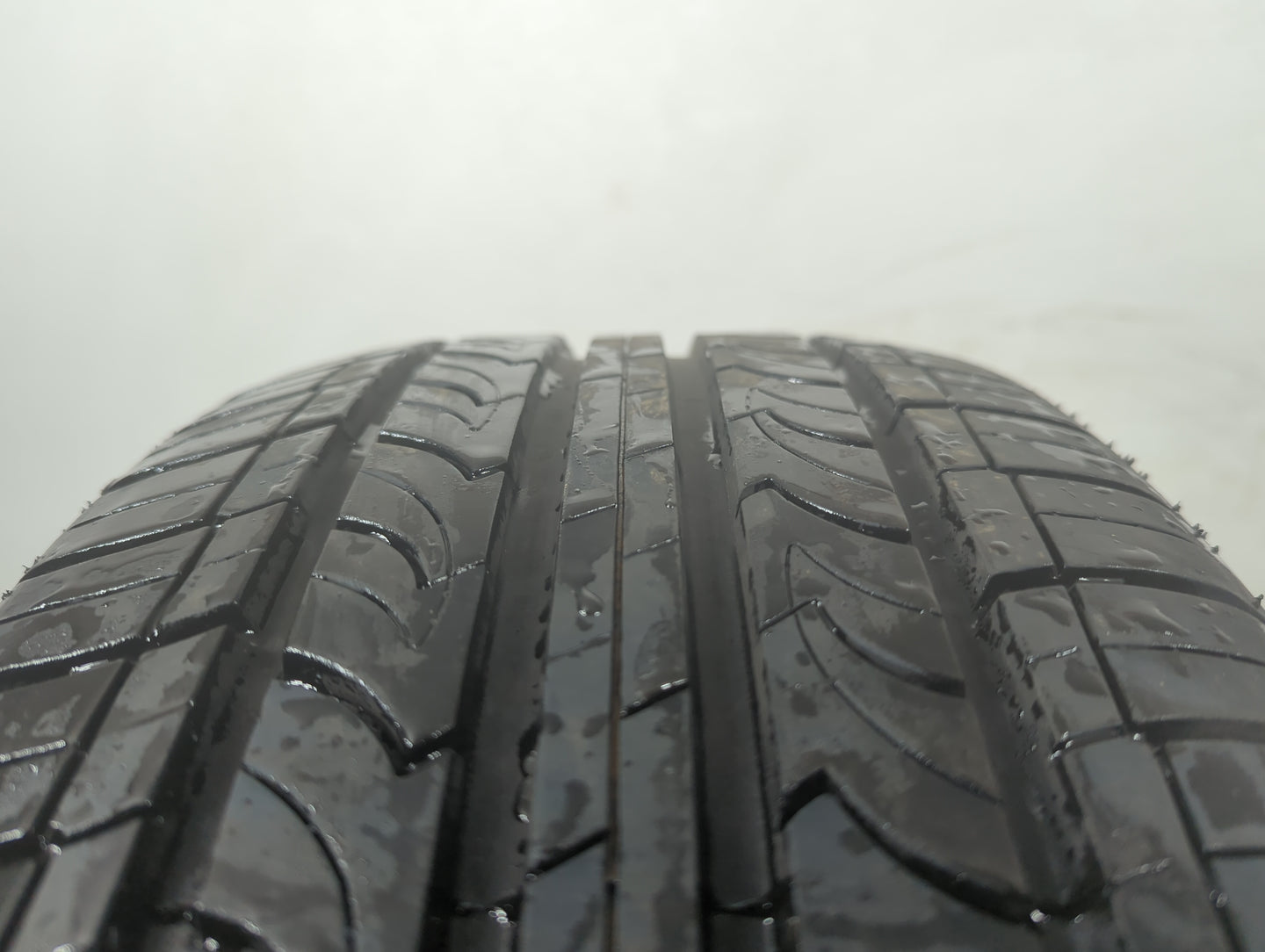 Used Tire 235/55R17 NEXEN CLASSE PREMIERE CP671 99H - Tread Depth 9/32 - Oemusedautoparts1.com