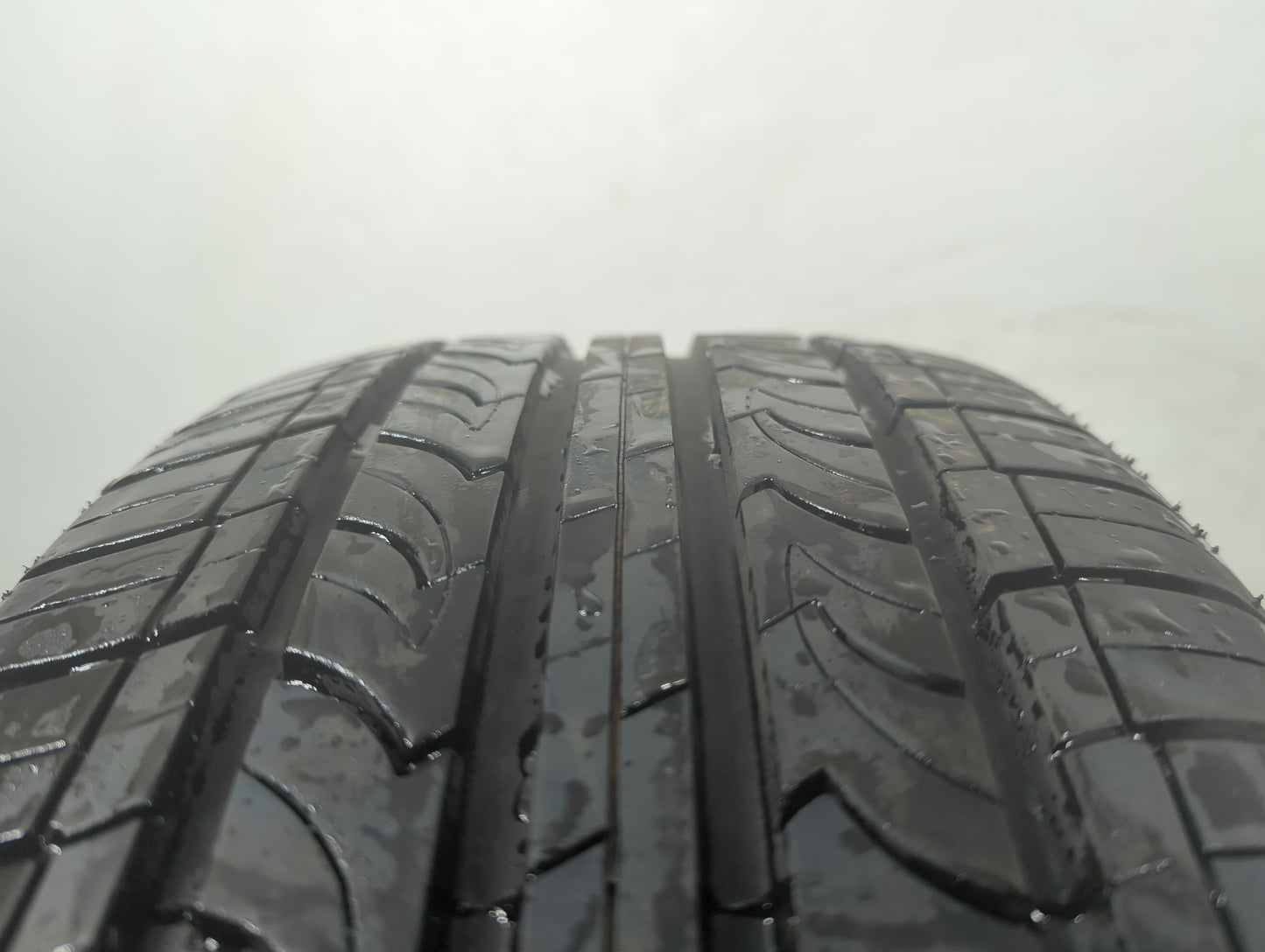 Used Tire 235/55R17 NEXEN CLASSE PREMIERE CP671 99H - Tread Depth 9/32 - Oemusedautoparts1.com