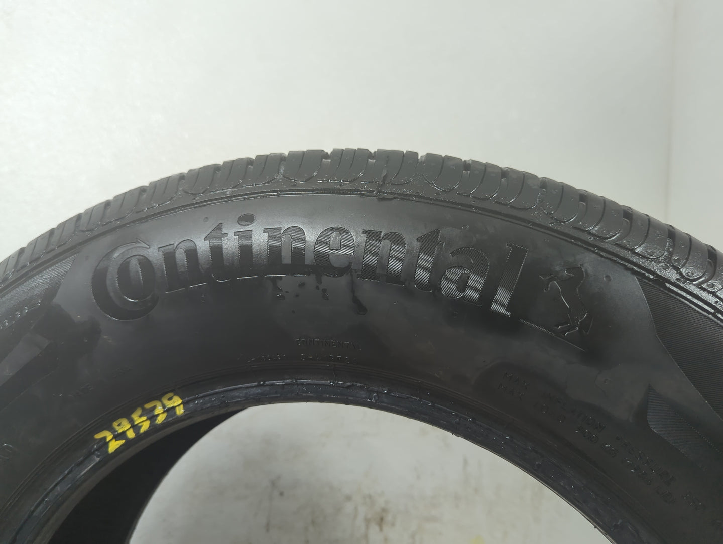 Used Tire 235/65R17 CONTINENTAL CONTROL CONTACT TOUR A/S 104H - 10/32 - Oemusedautoparts1.com