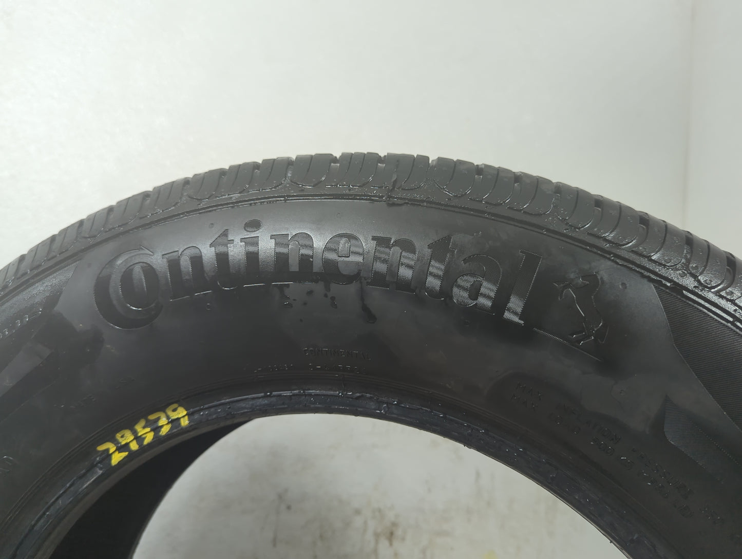 Used Tire 235/65R17 CONTINENTAL CONTROL CONTACT TOUR A/S 104H - 10/32 - Oemusedautoparts1.com