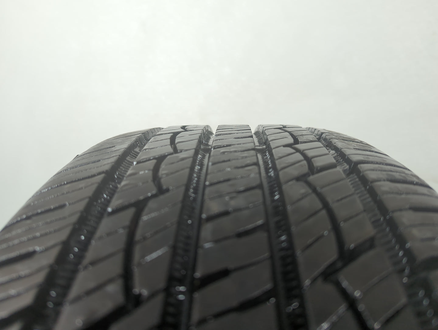 Used Tire 235/65R17 CONTINENTAL CONTROL CONTACT TOUR A/S 104H - 10/32 - Oemusedautoparts1.com
