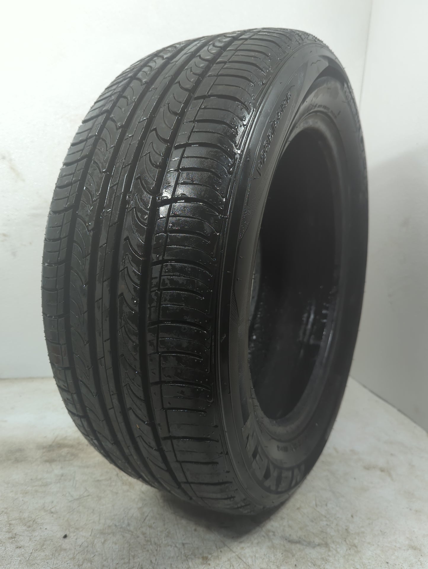 Used Tire 235/55R17 NEXEN CLASSE PREMIERE CP672 99H - Tread Depth 7/32 - Oemusedautoparts1.com
