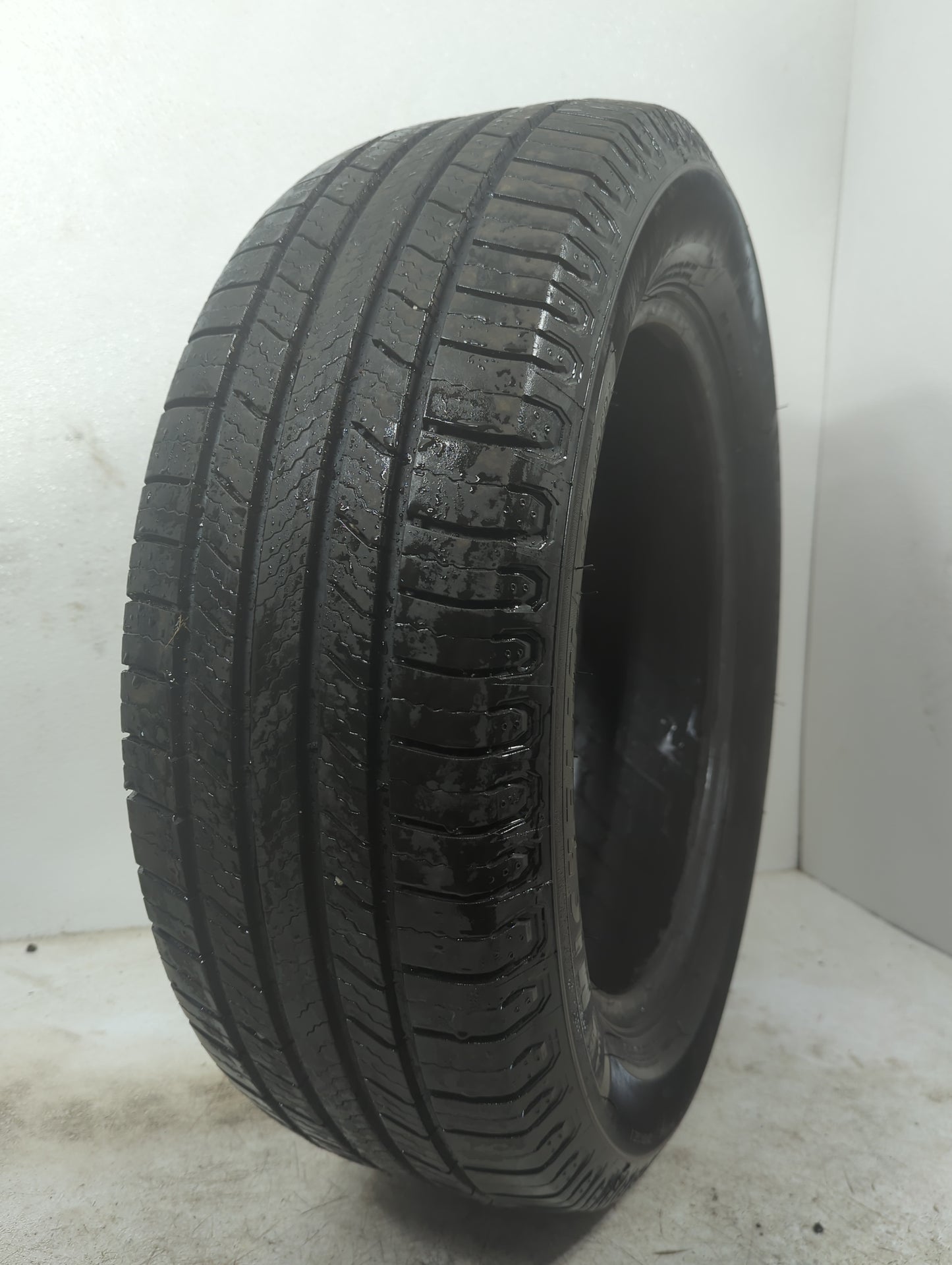 Used Tire 225/60R18 MICHELIN DEFENDER 2 100H - Tread Depth 10/32 - Oemusedautoparts1.com