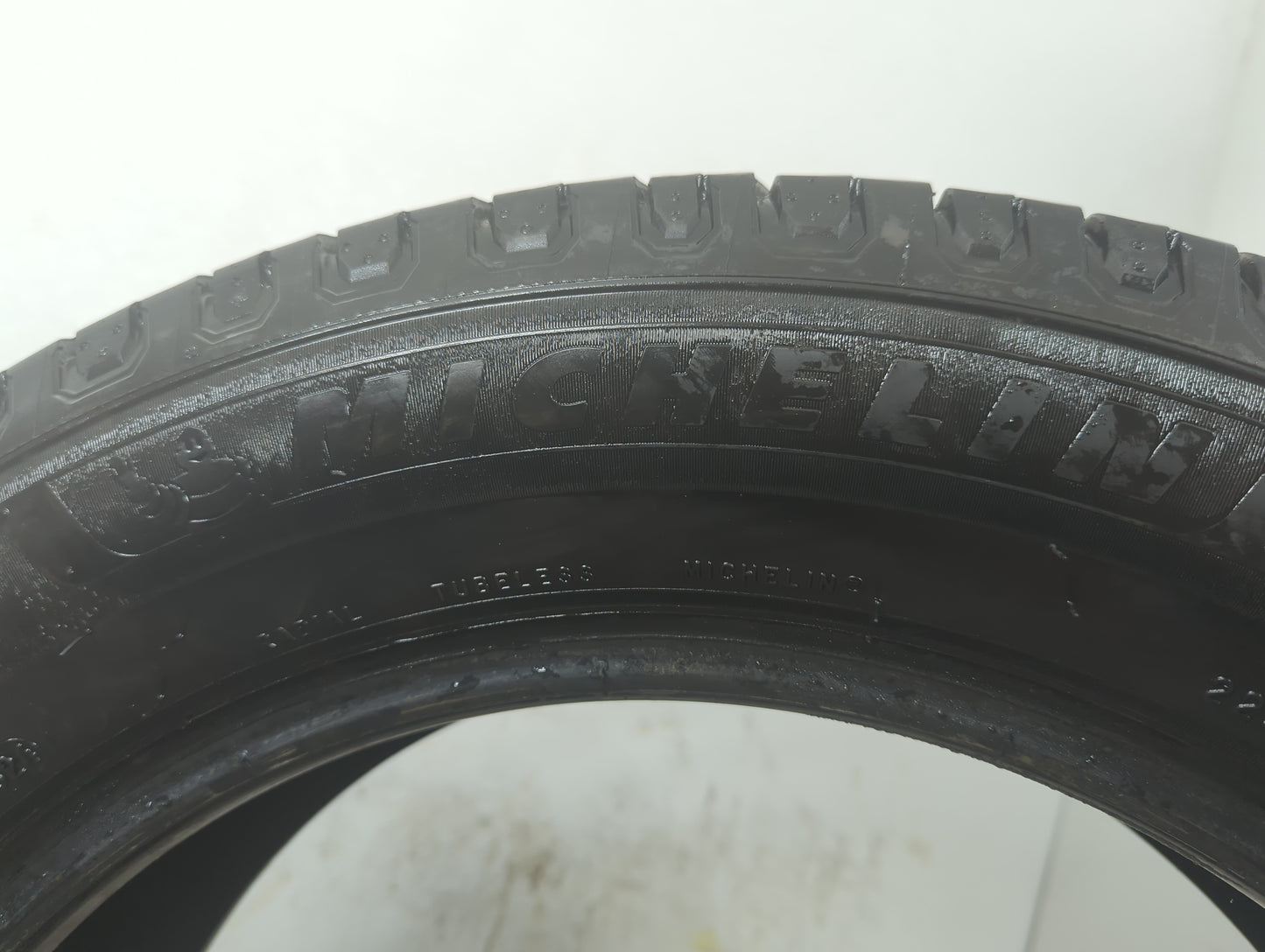 Used Tire 225/60R18 MICHELIN DEFENDER 2 100H - Tread Depth 10/32 - Oemusedautoparts1.com