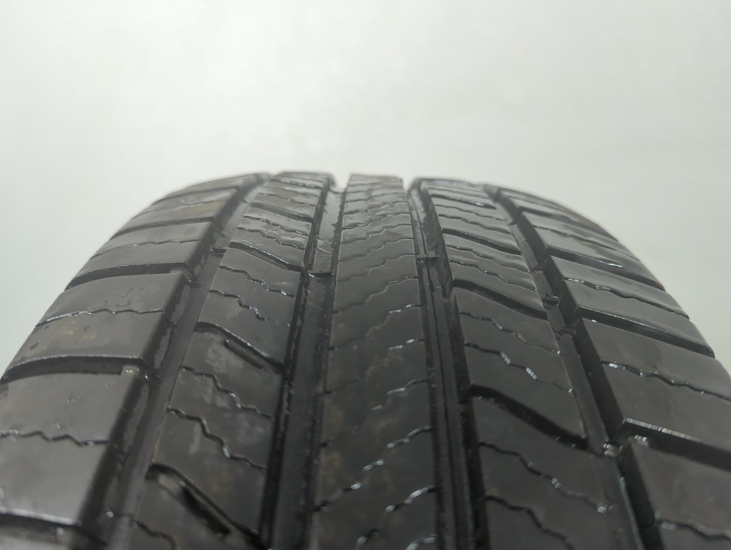 Used Tire 225/60R18 MICHELIN DEFENDER 2 100H - Tread Depth 10/32 - Oemusedautoparts1.com