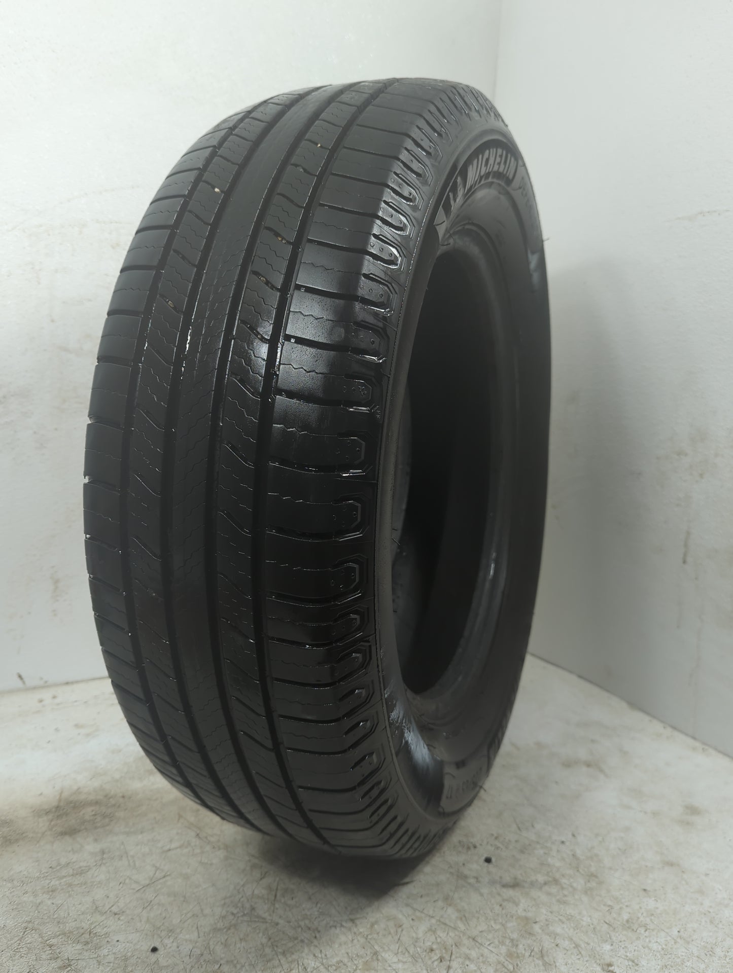 Used Tire 225/65R17 MICHELIN DEFENDER 2 102H - Tread Depth 10/32 - Oemusedautoparts1.com
