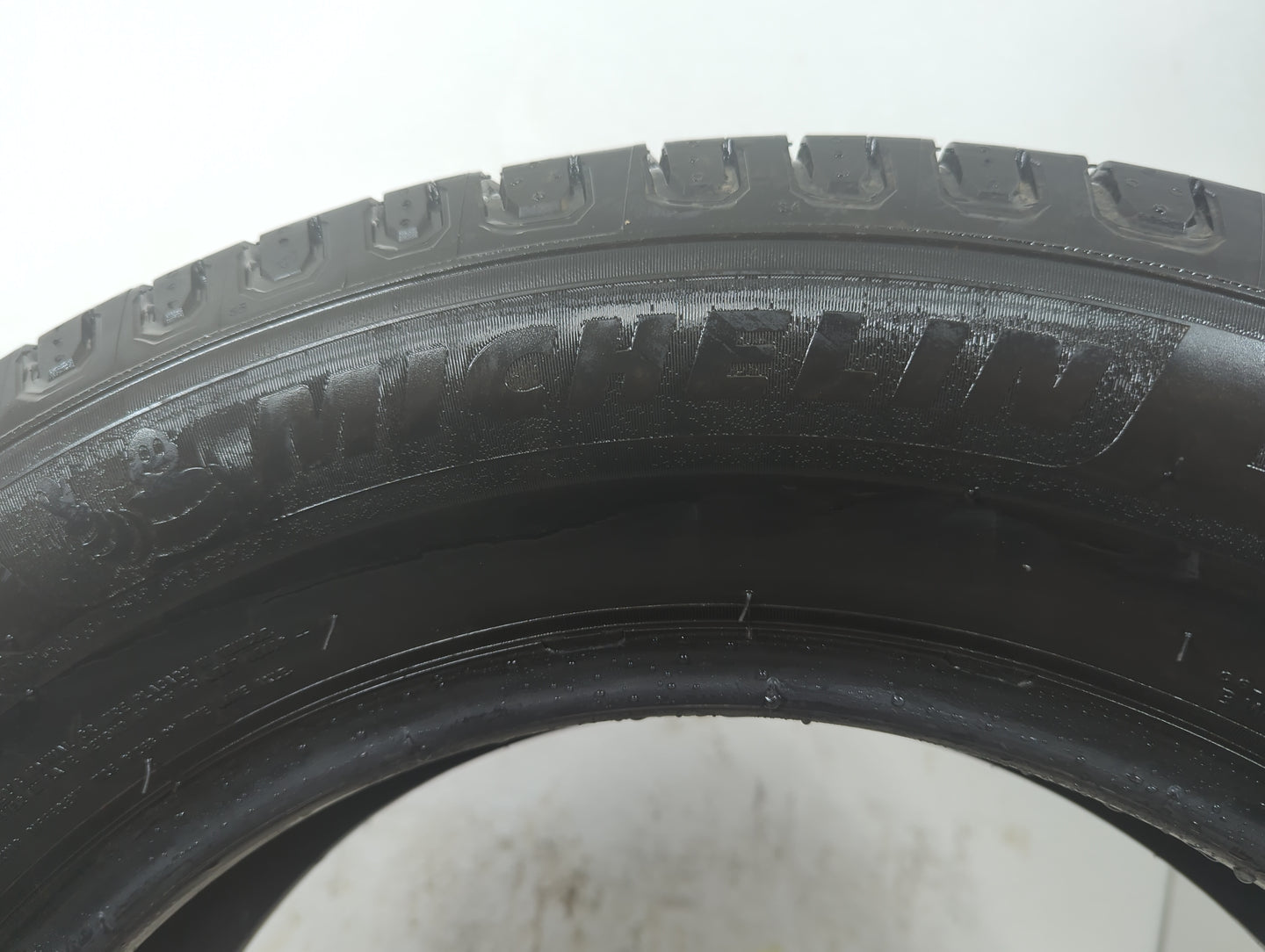 Used Tire 225/65R17 MICHELIN DEFENDER 2 102H - Tread Depth 10/32 - Oemusedautoparts1.com