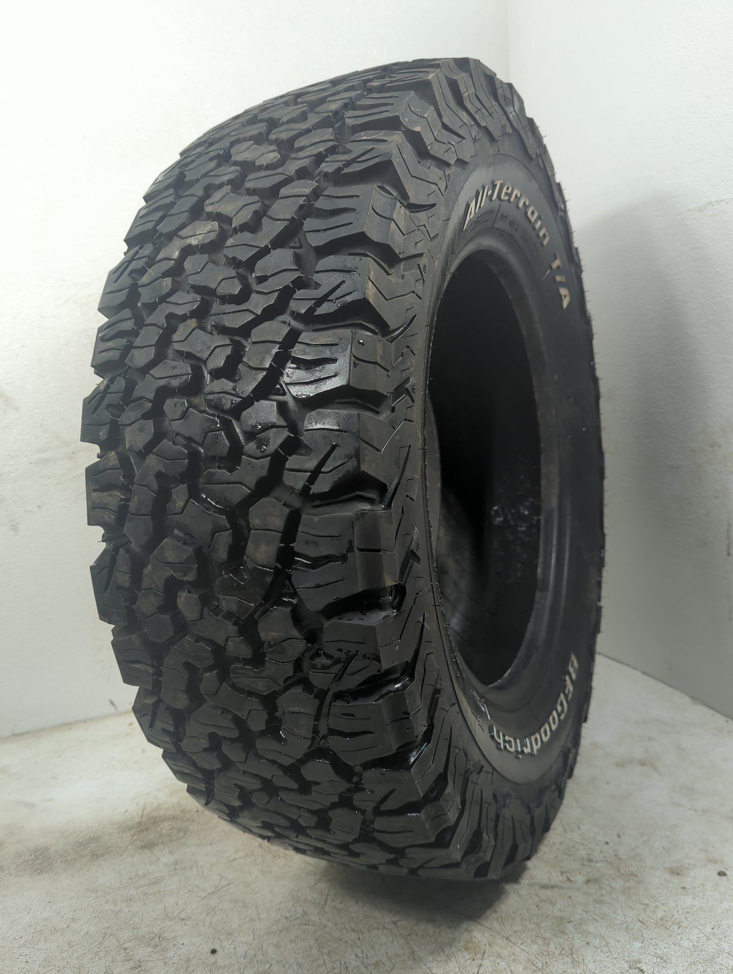 Used Tire 265/65R17 BFGOODRICH ALL-TERRAIN T/A KO2 120S - Tread Depth 7/32 - Oemusedautoparts1.com