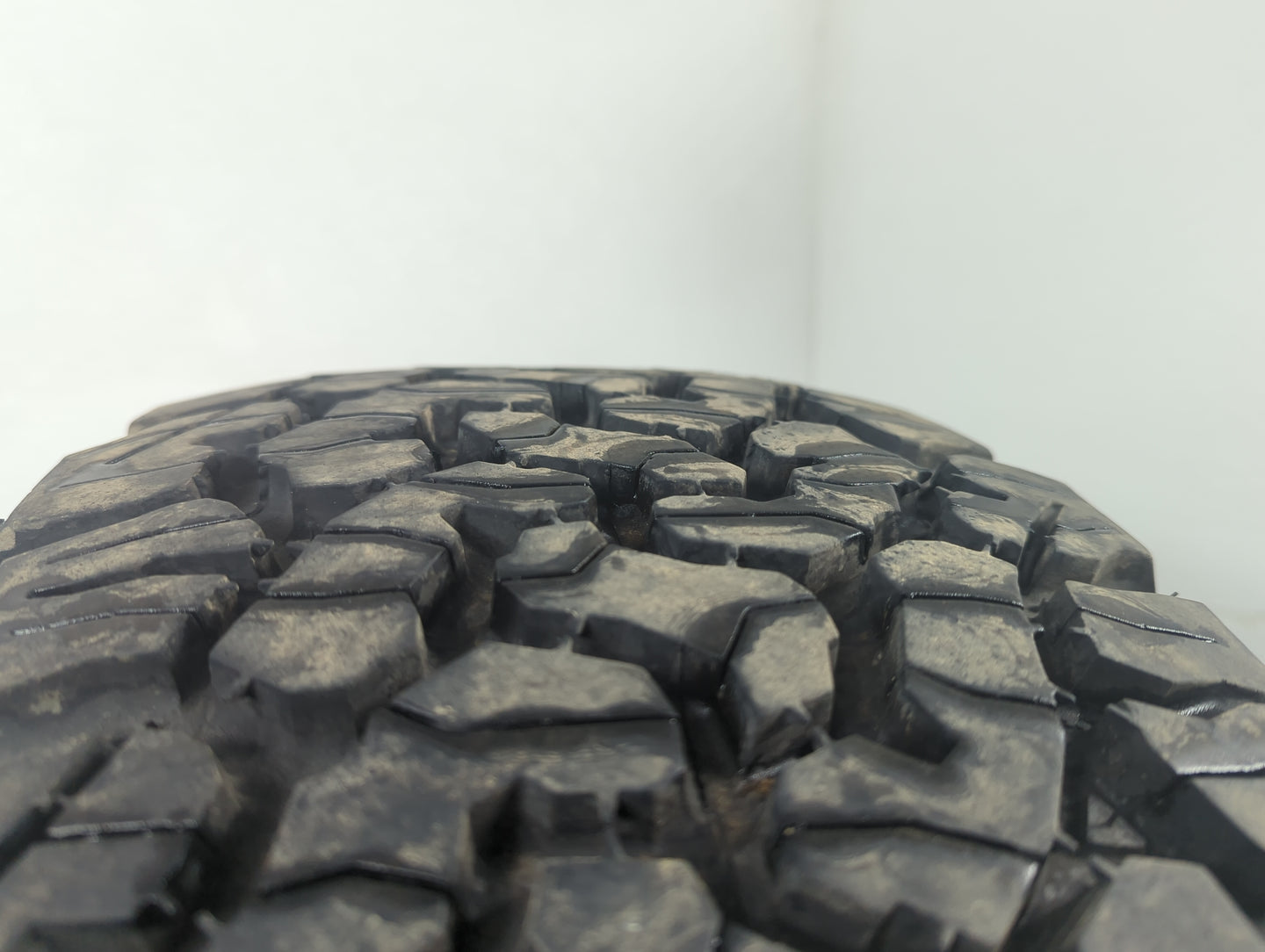 Used Tire LT265/70R17 BFGOODRICH ALL-TERRAIN T/A KO2 121S - Tread Depth 14/32 - Oemusedautoparts1.com