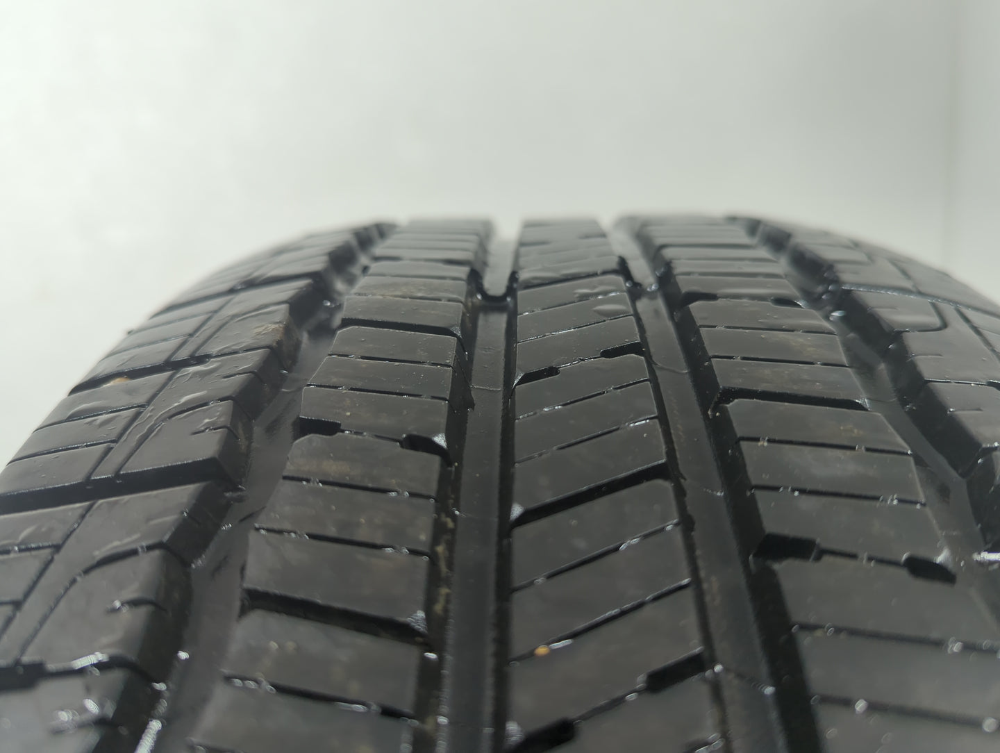 Used Tire 235/60R18 GOODYEAR RELIANT ALL-SEASON 103V - Tread Depth 10/32 - Oemusedautoparts1.com