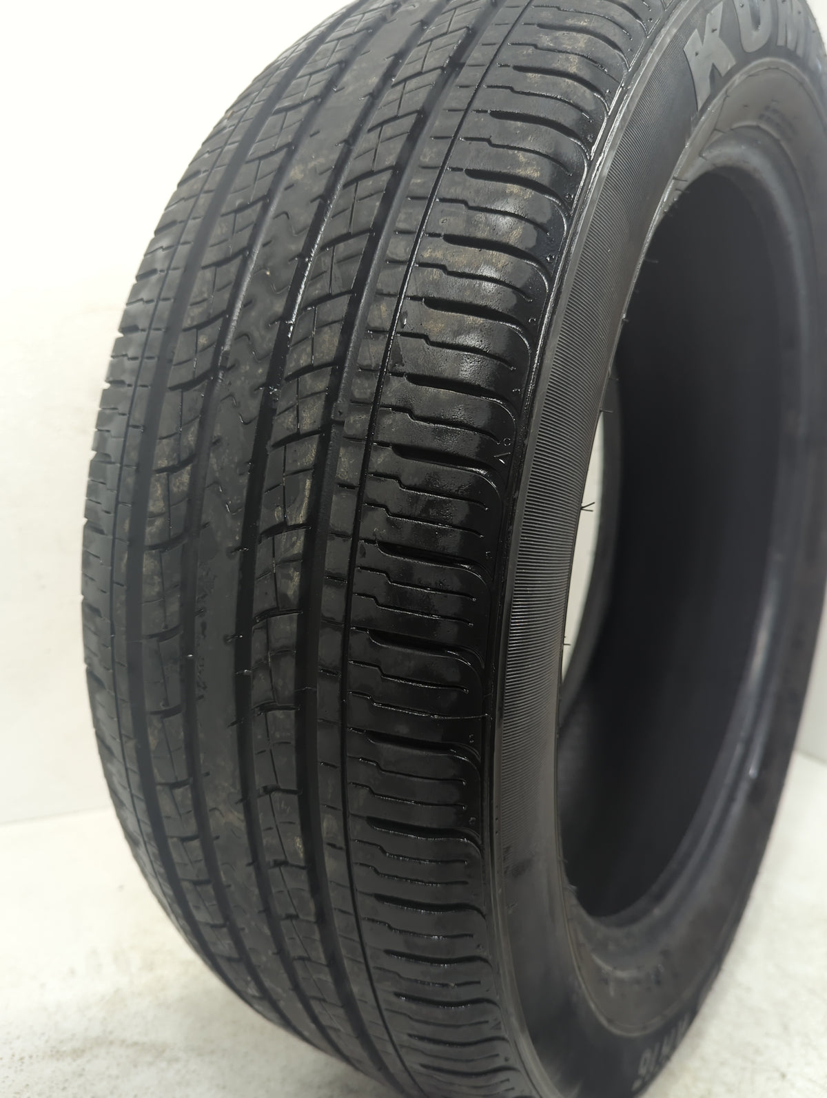 Used Tire 225/55R19 KUMHO SOLUS KH16 99V - Tread Depth 8/32 - Oemusedautoparts1.com